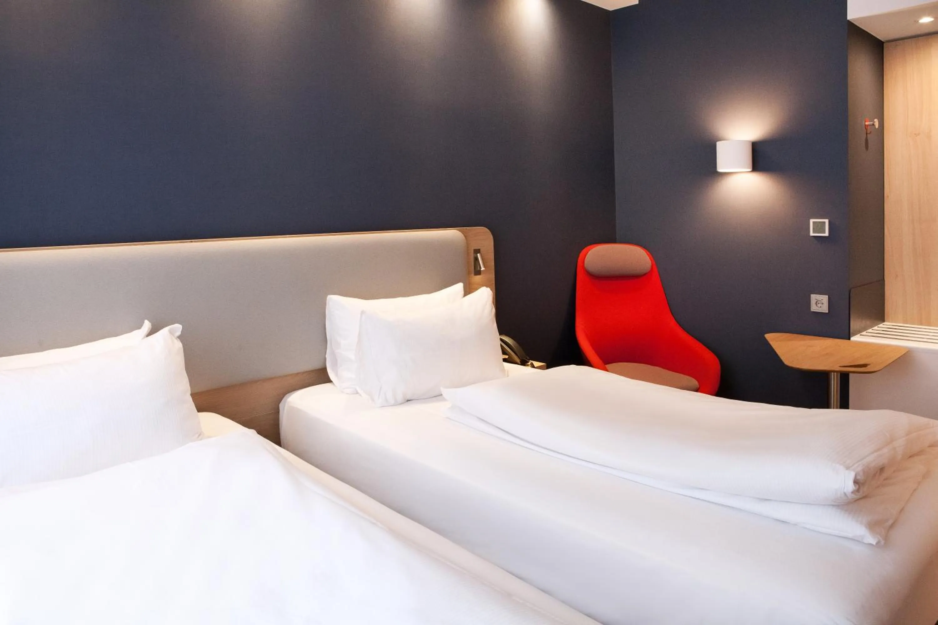 Photo of the whole room, Bed in Holiday Inn Express & Suites Monheim am Rhein by IHG
