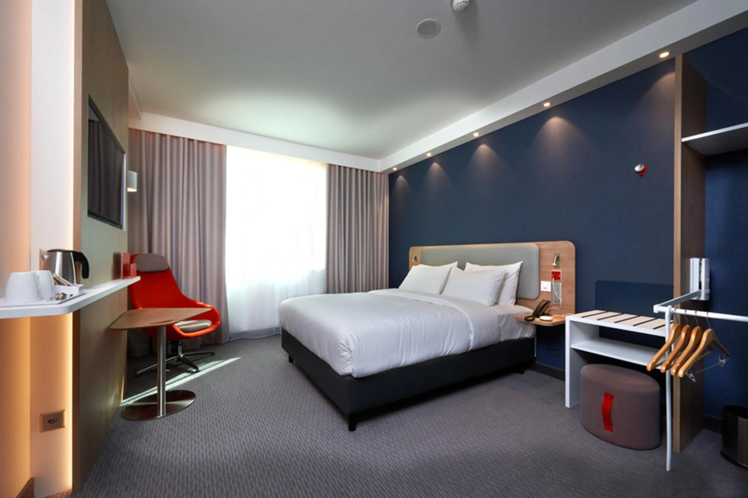 Bed in Holiday Inn Express & Suites Monheim am Rhein by IHG