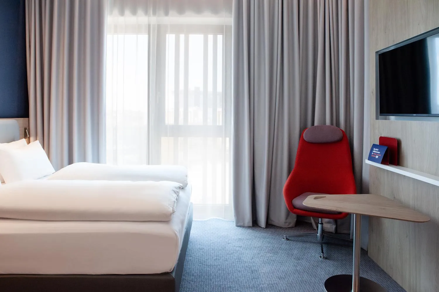 Bed in Holiday Inn Express & Suites Monheim am Rhein by IHG