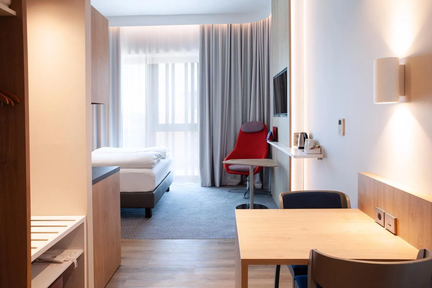 Bed in Holiday Inn Express & Suites Monheim am Rhein by IHG
