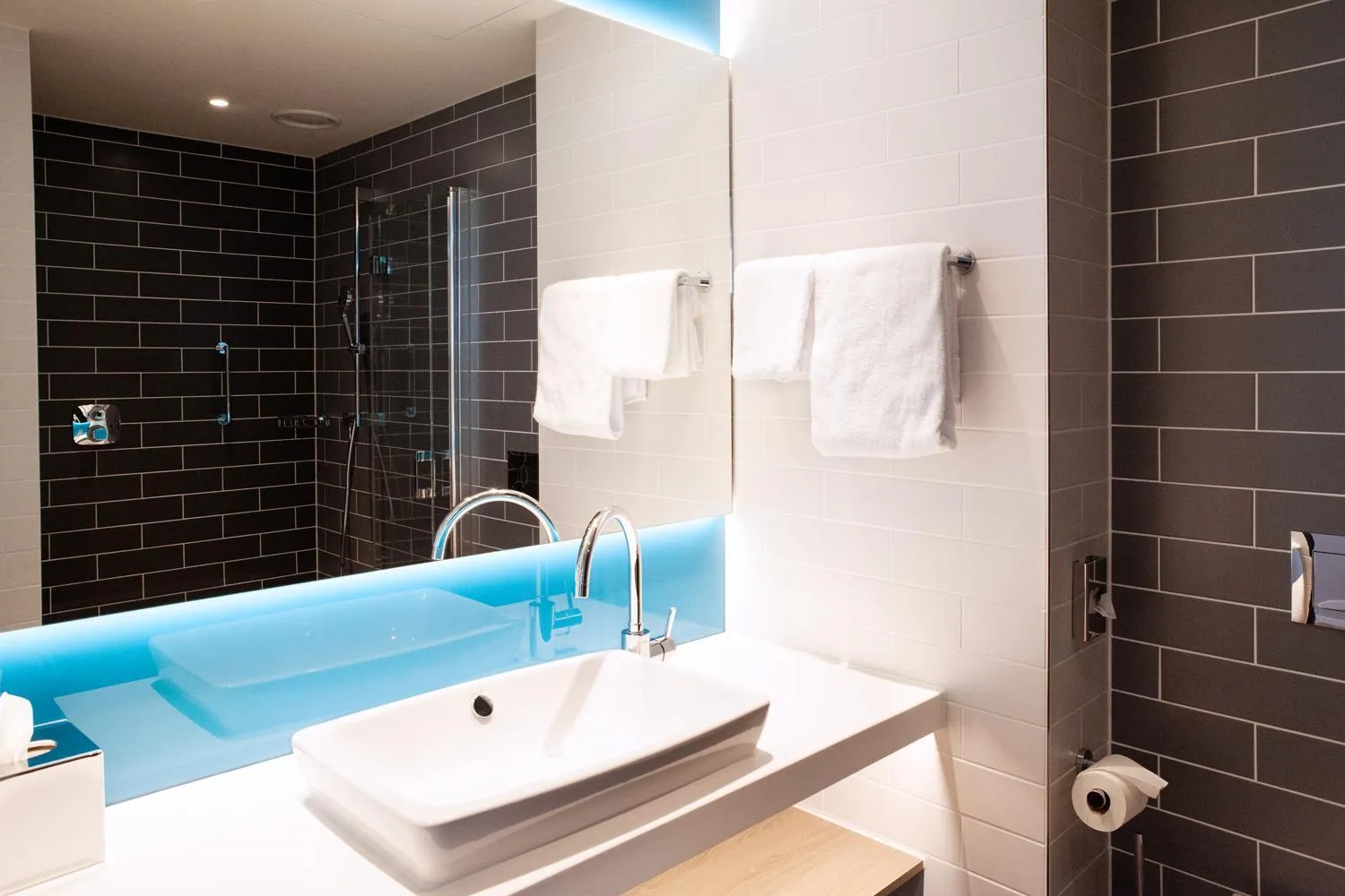 Shower in Holiday Inn Express & Suites Monheim am Rhein by IHG