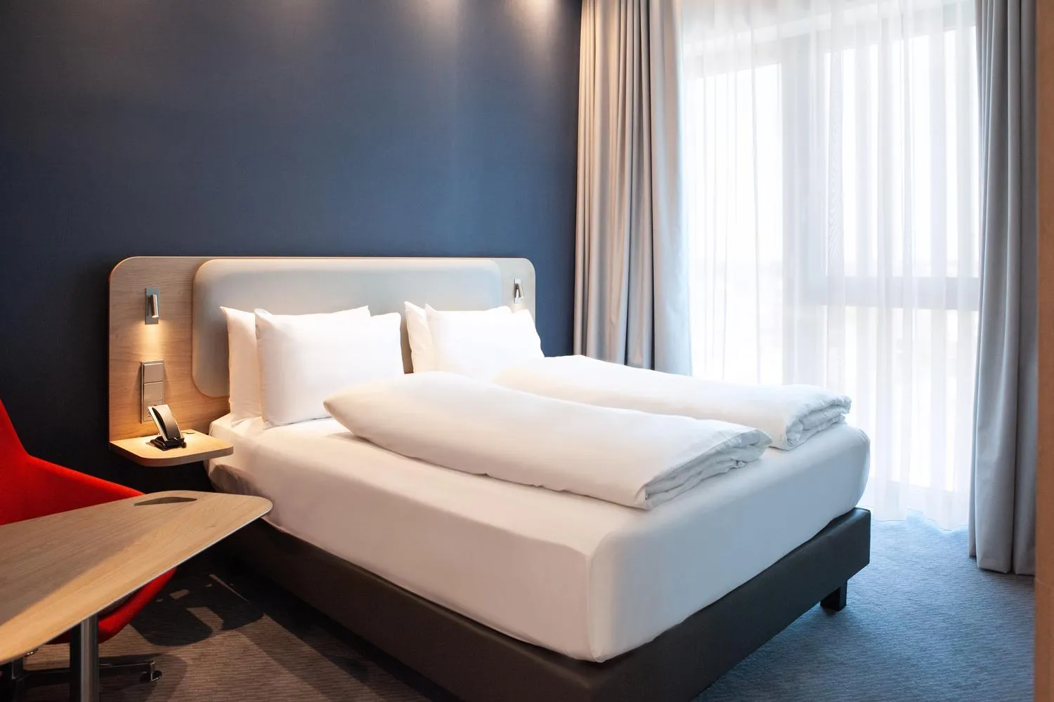 Bed in Holiday Inn Express & Suites Monheim am Rhein by IHG