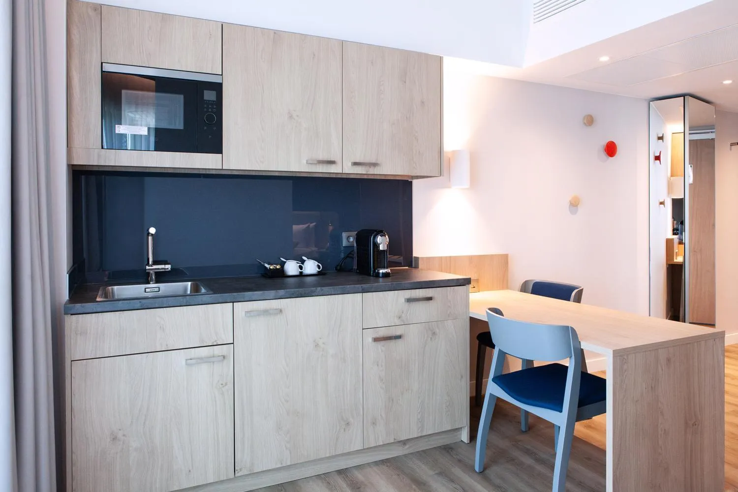 Kitchen or kitchenette in Holiday Inn Express & Suites Monheim am Rhein by IHG