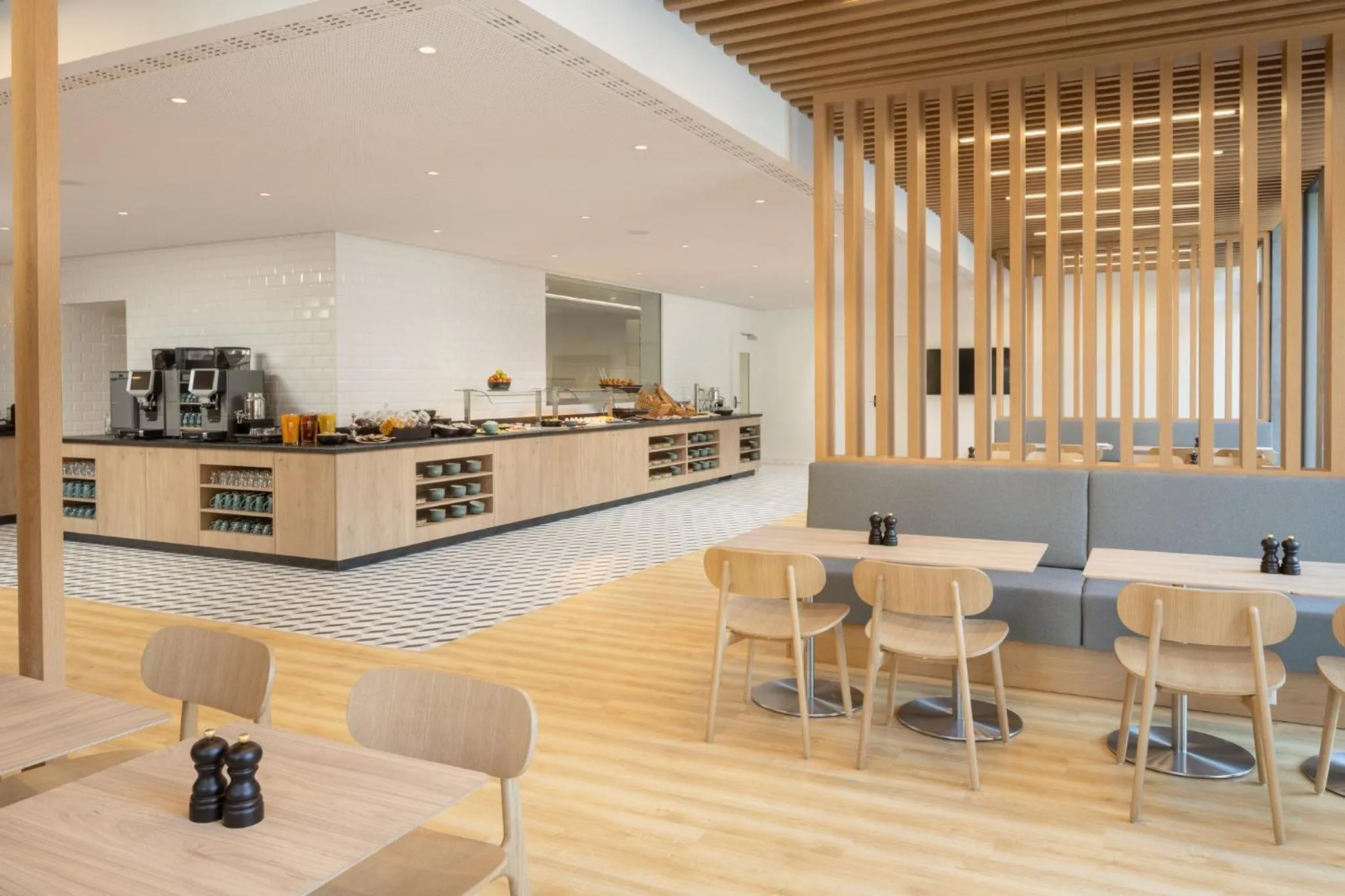 Lounge or bar in Holiday Inn Express & Suites Sion by IHG