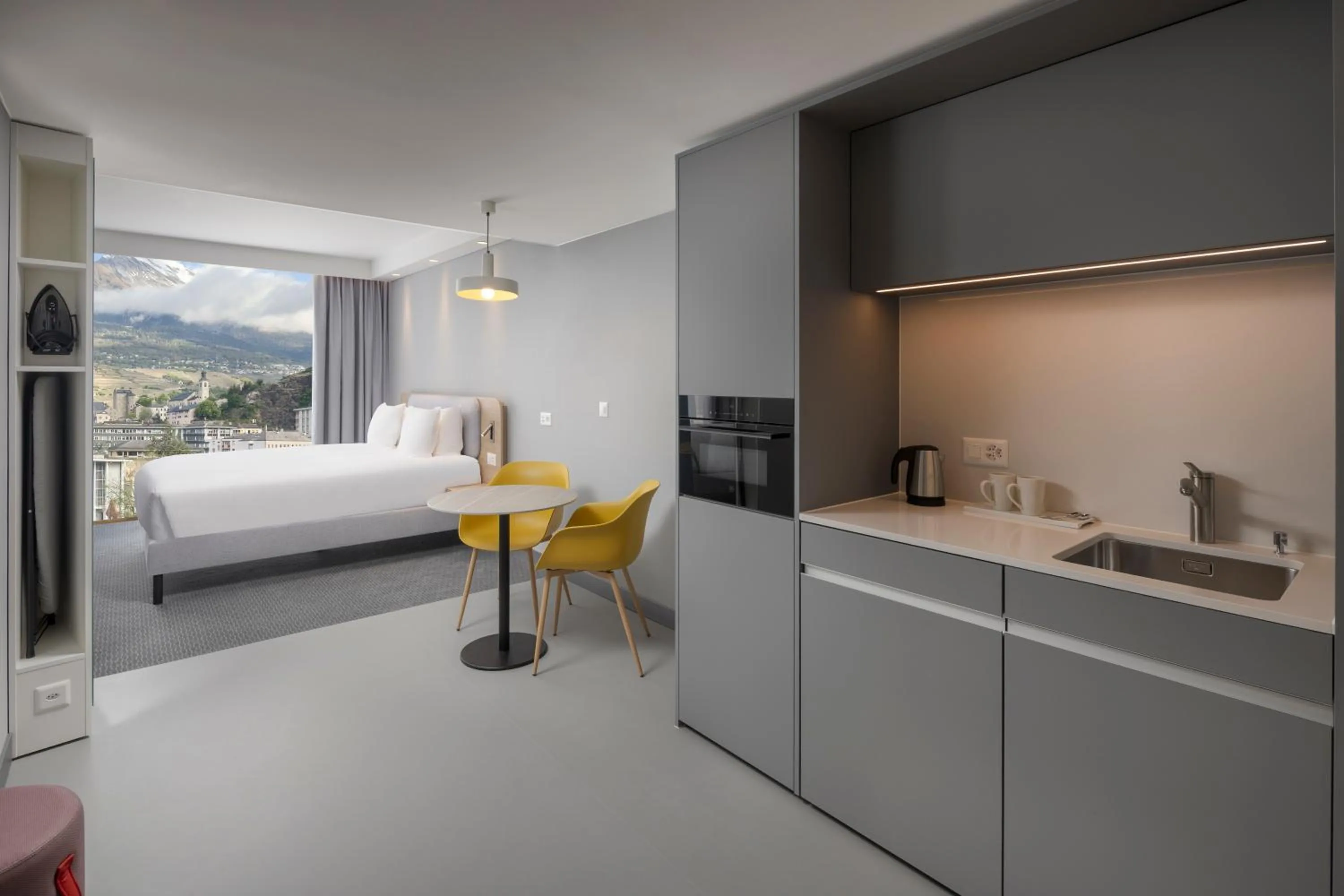 Kitchen or kitchenette, Bed in Holiday Inn Express & Suites Sion by IHG