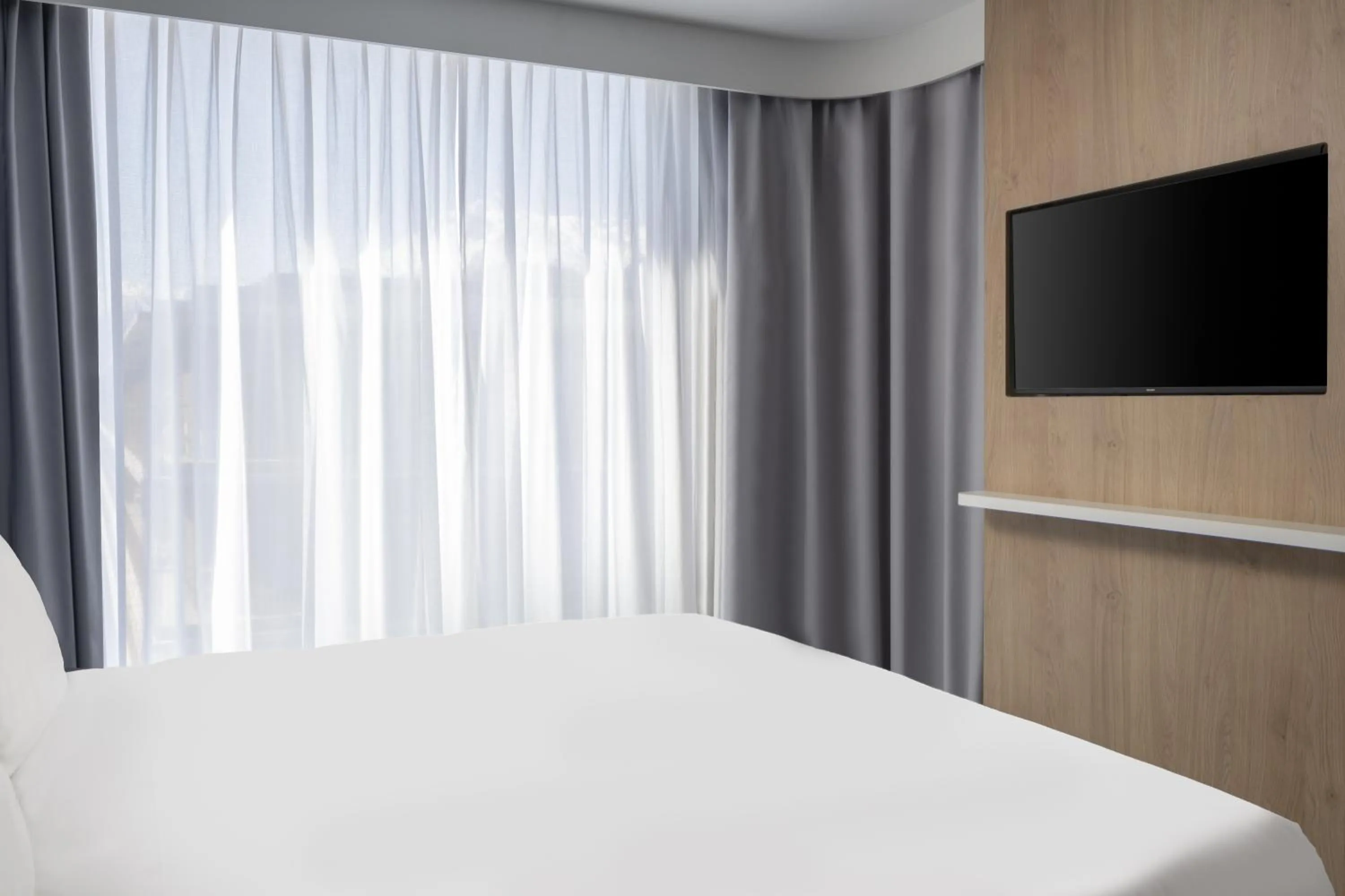 Bed in Holiday Inn Express & Suites Sion by IHG
