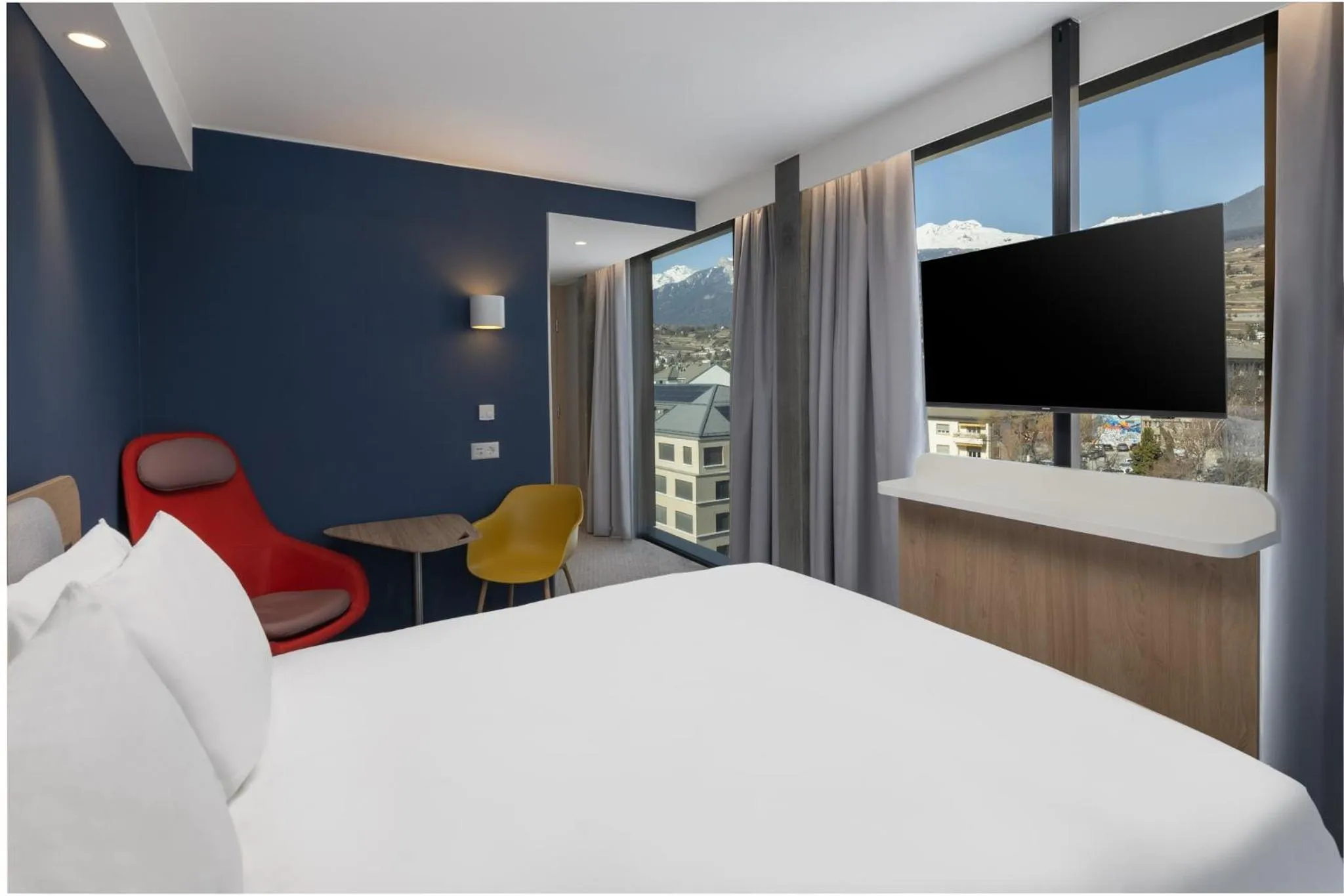 Photo of the whole room, Bed in Holiday Inn Express & Suites Sion by IHG