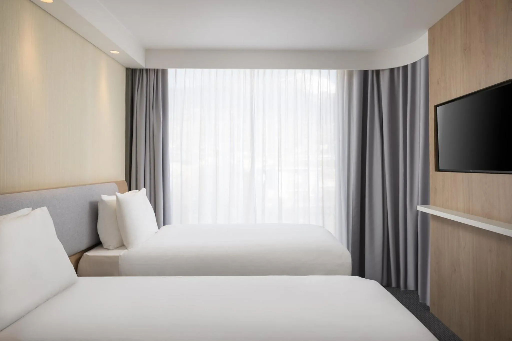 Photo of the whole room, Bed in Holiday Inn Express & Suites Sion by IHG