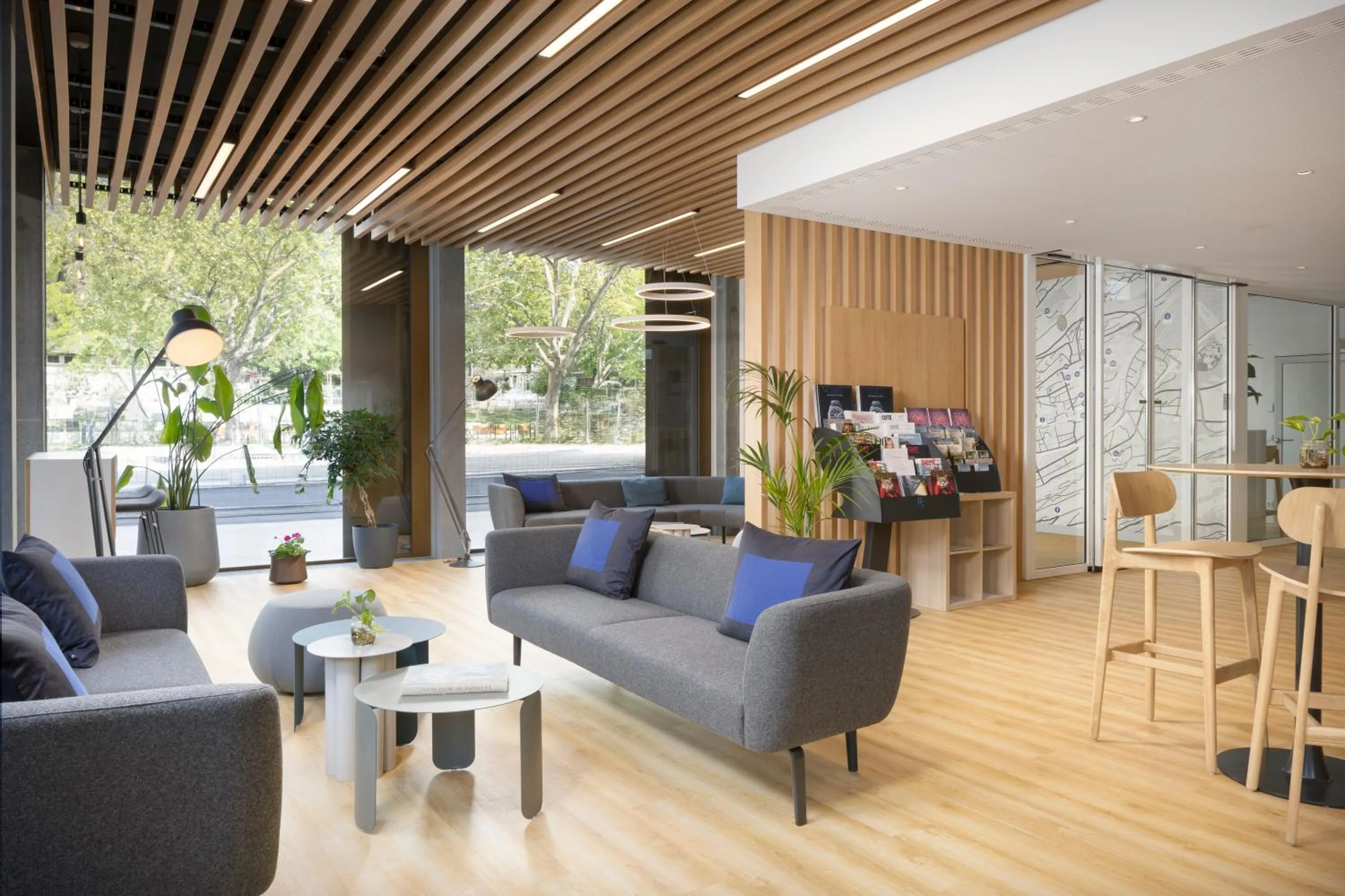 Communal lounge/ TV room in Holiday Inn Express & Suites Sion by IHG