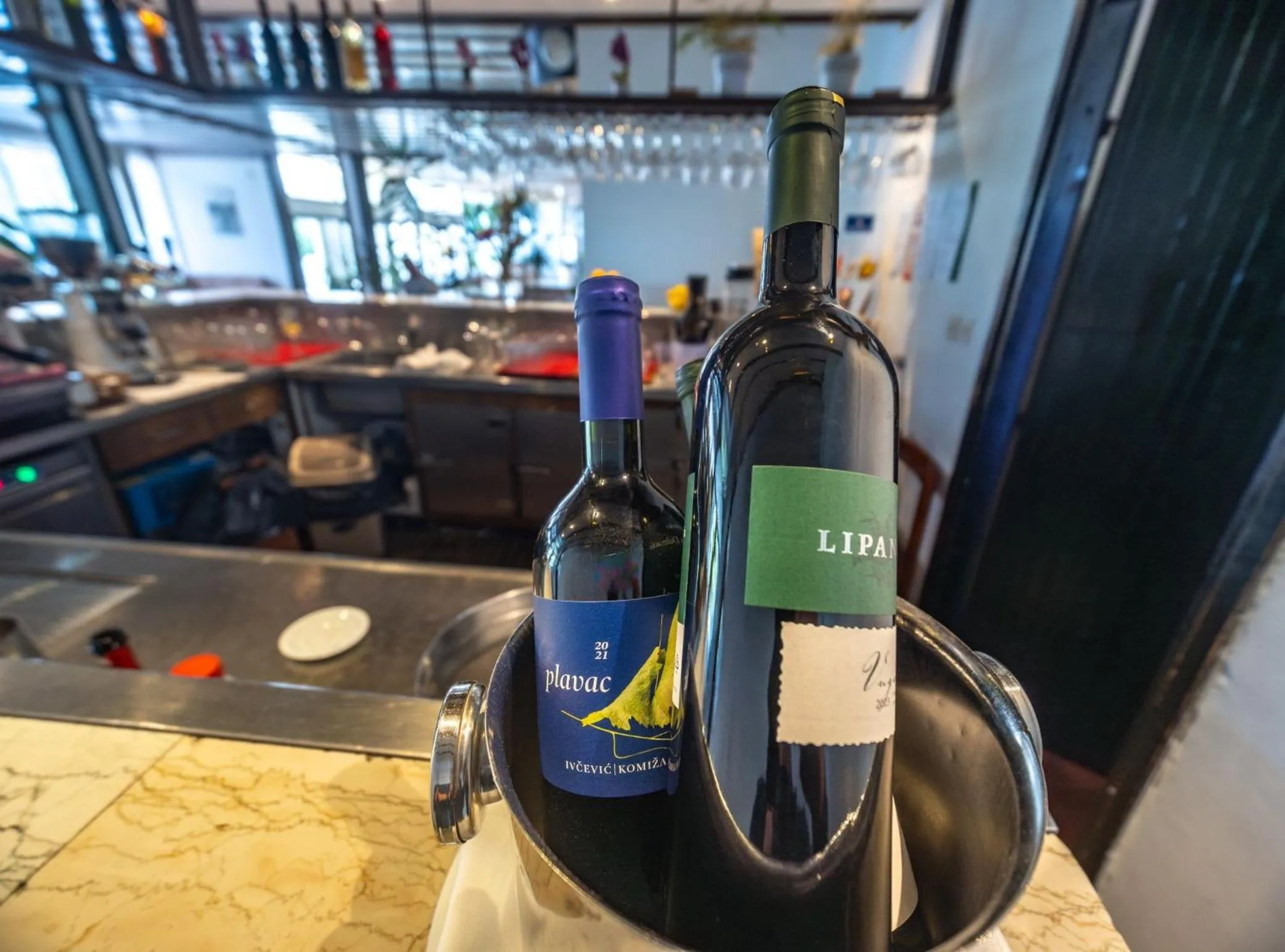 Restaurant/places to eat in Hotel Issa