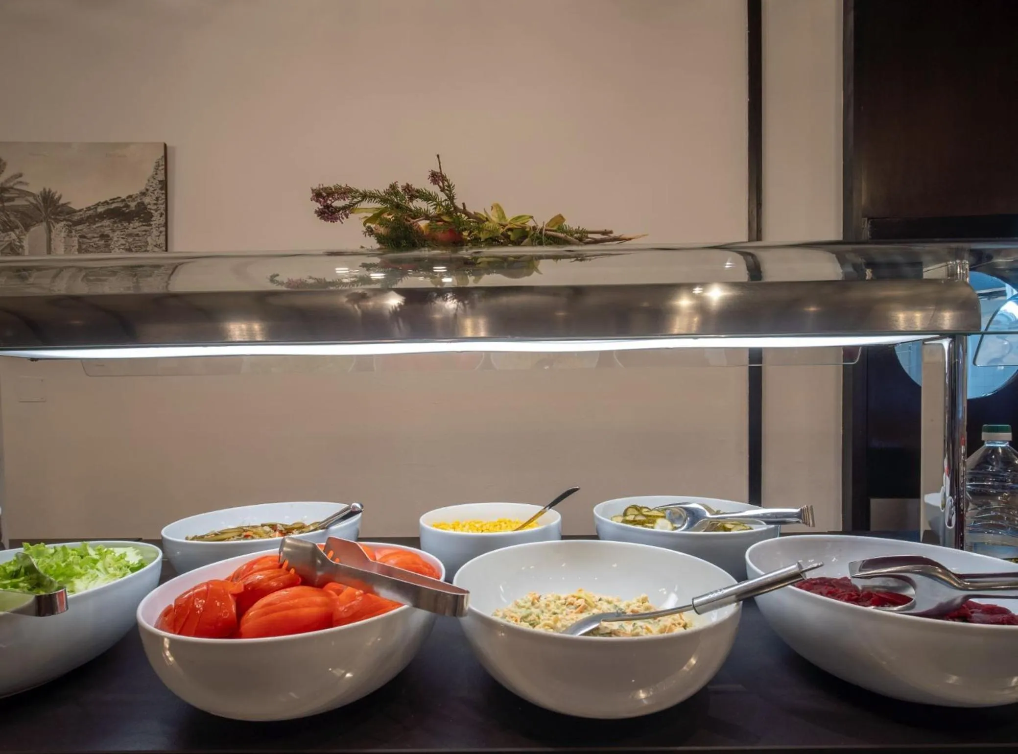 Restaurant/places to eat in Hotel Issa