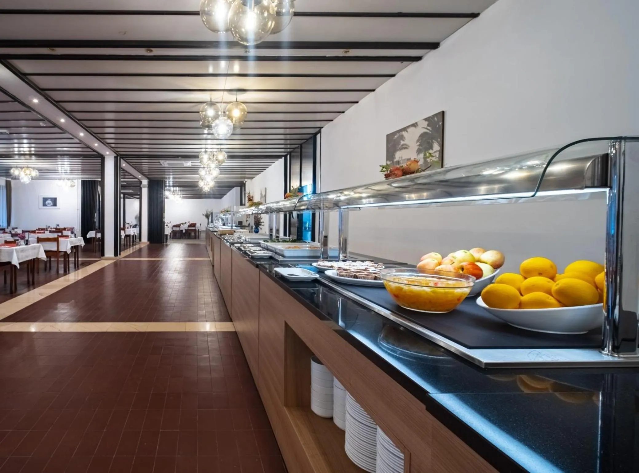 Restaurant/places to eat in Hotel Issa