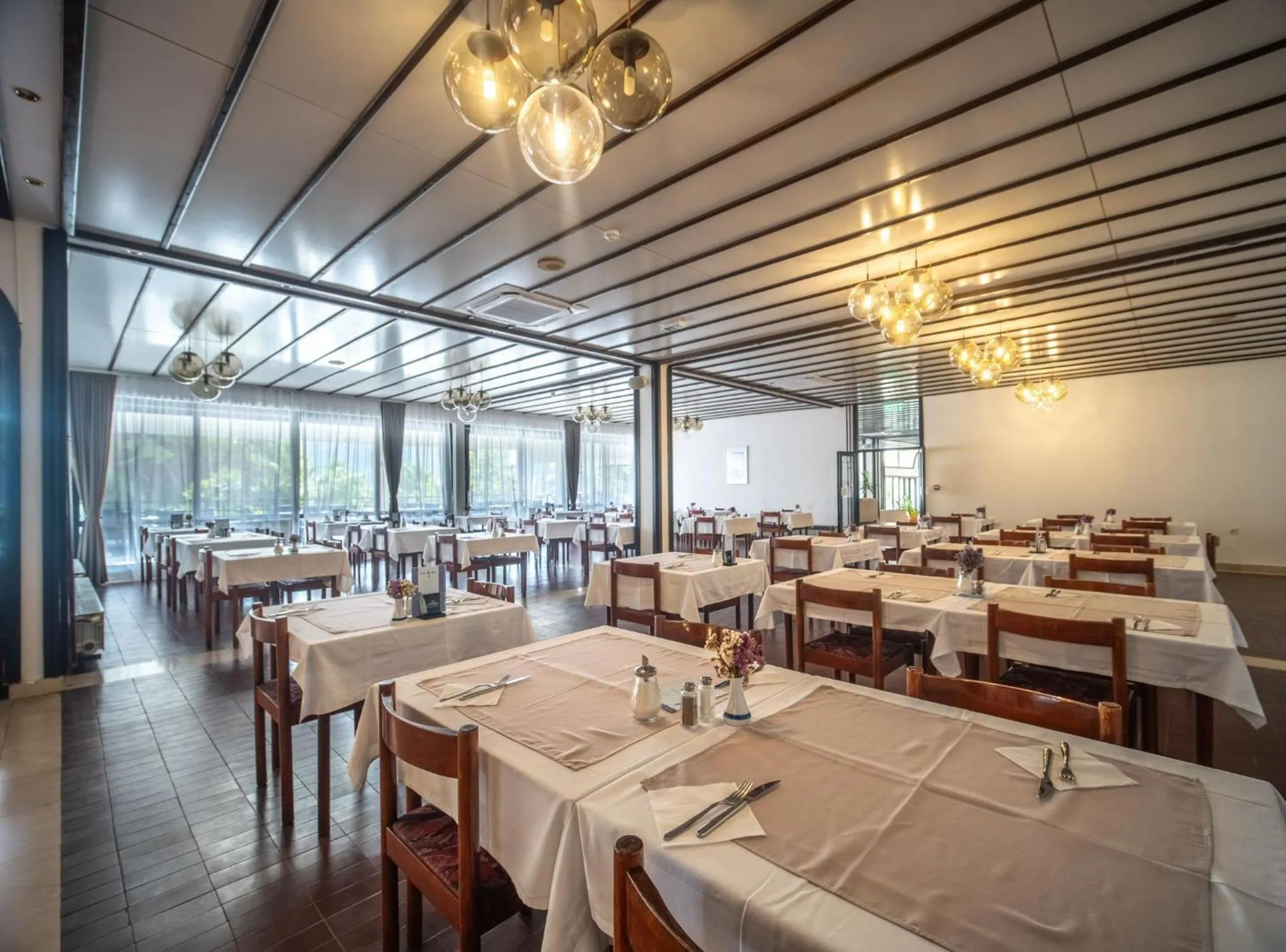 Restaurant/places to eat in Hotel Issa