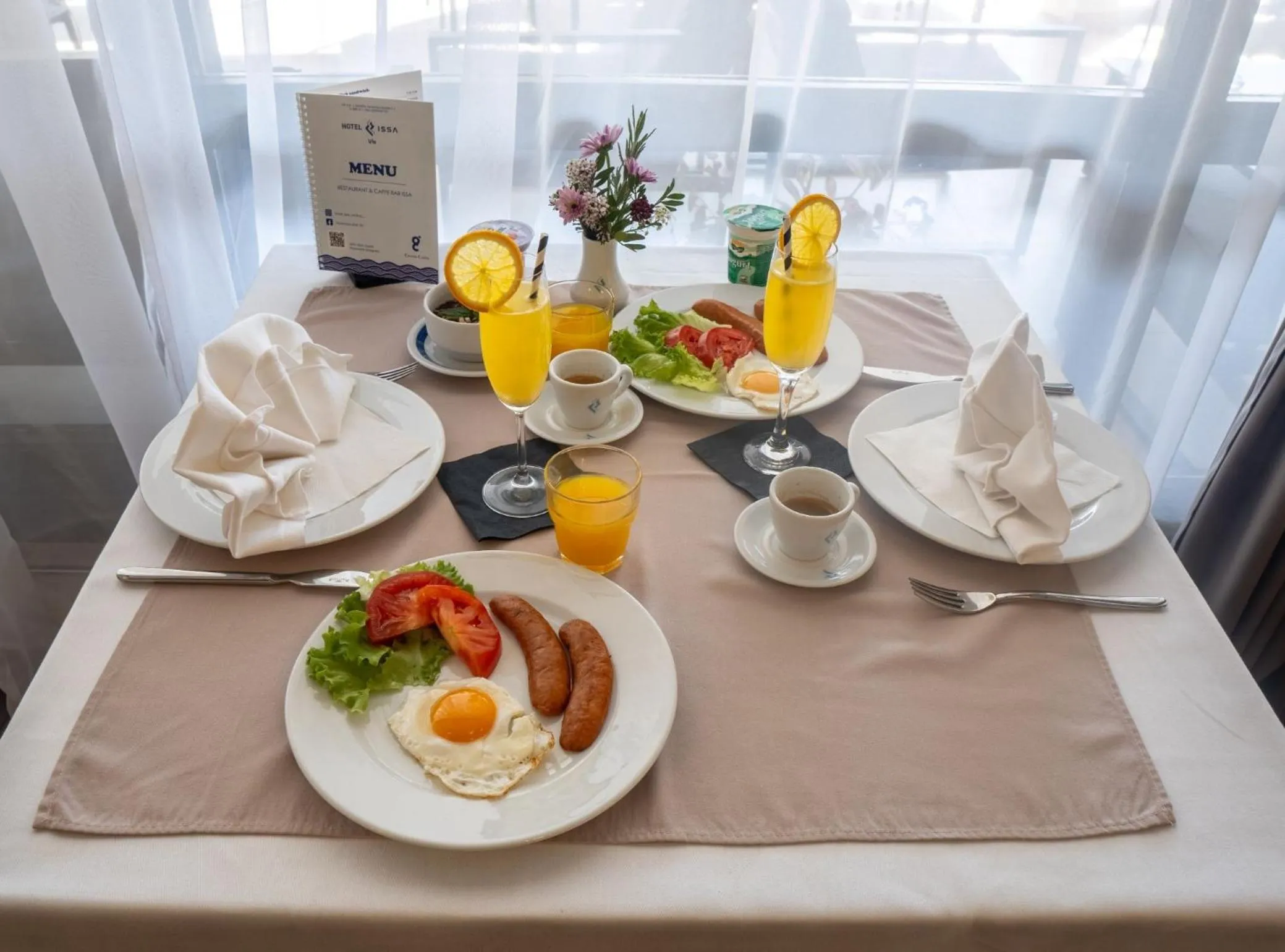 Restaurant/places to eat in Hotel Issa