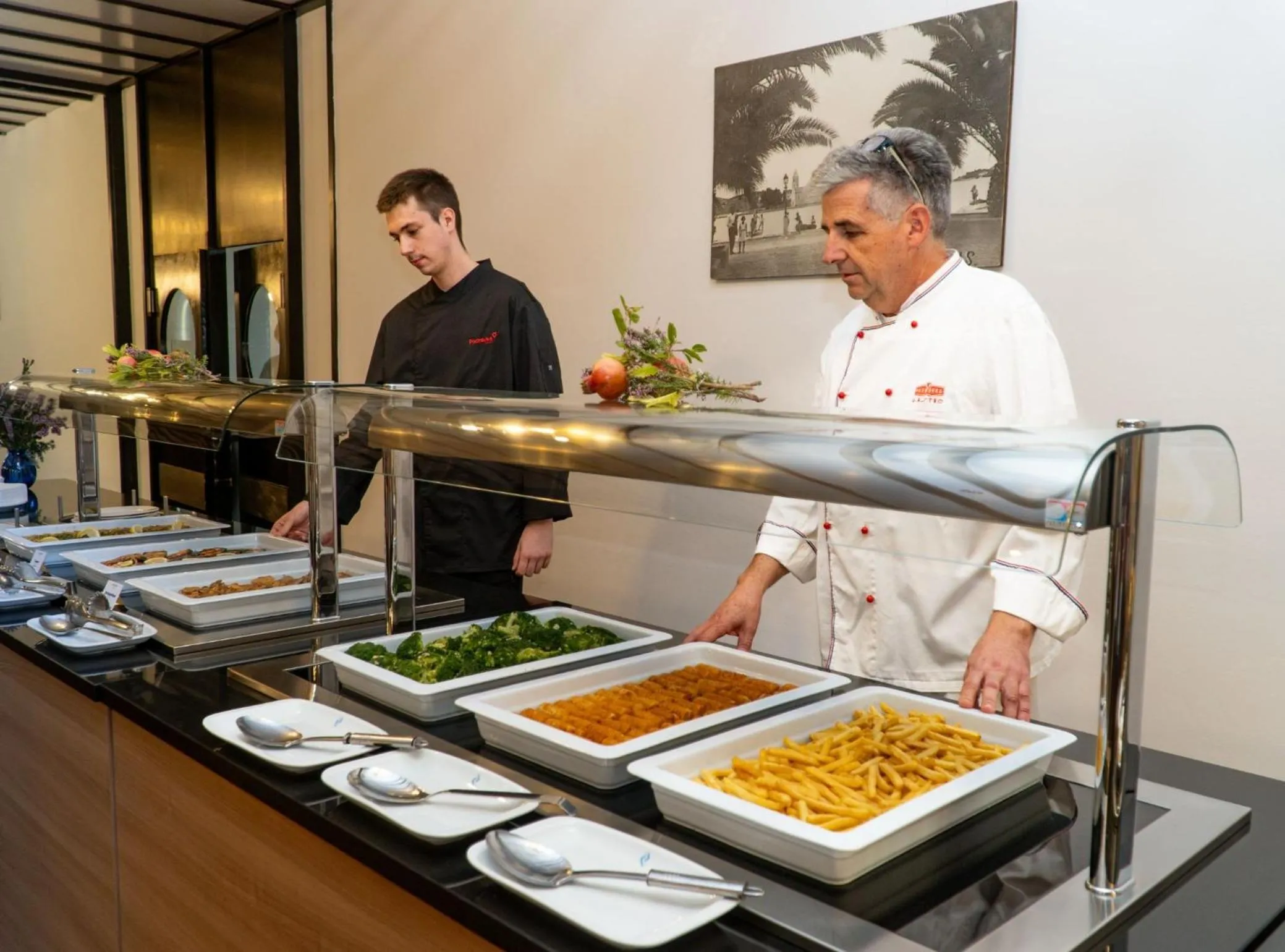 Restaurant/places to eat in Hotel Issa