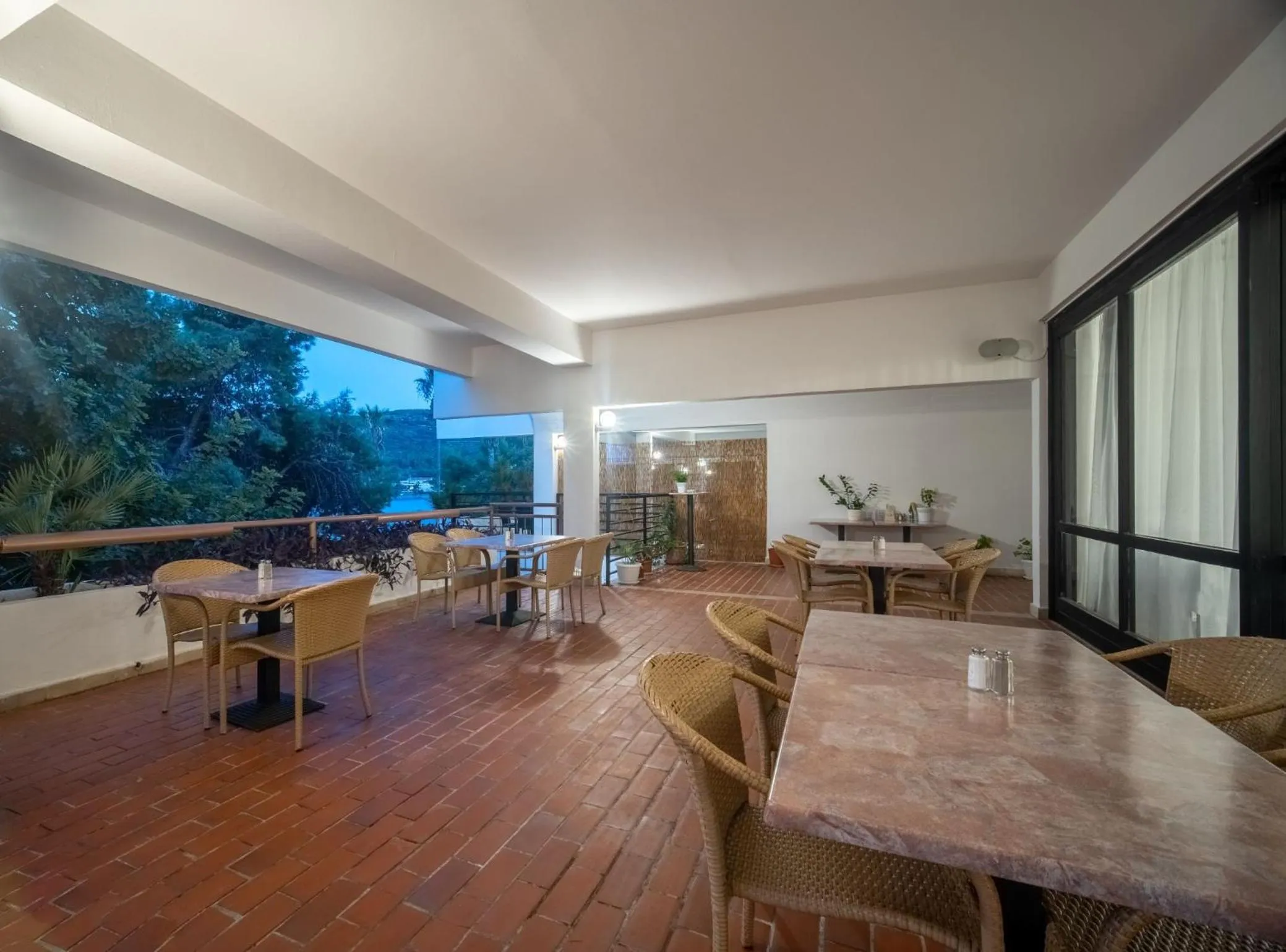 Restaurant/places to eat in Hotel Issa