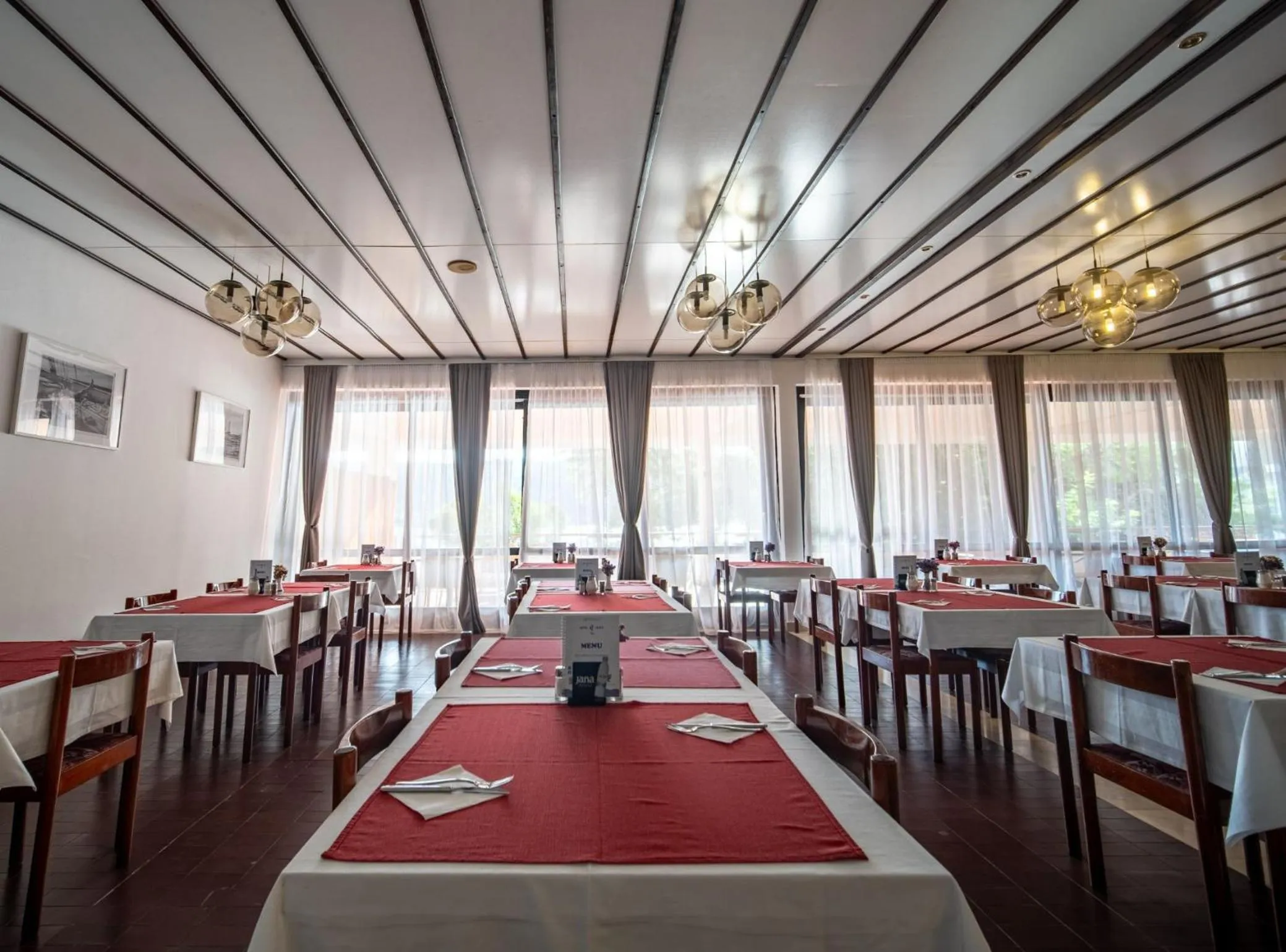 Restaurant/places to eat in Hotel Issa