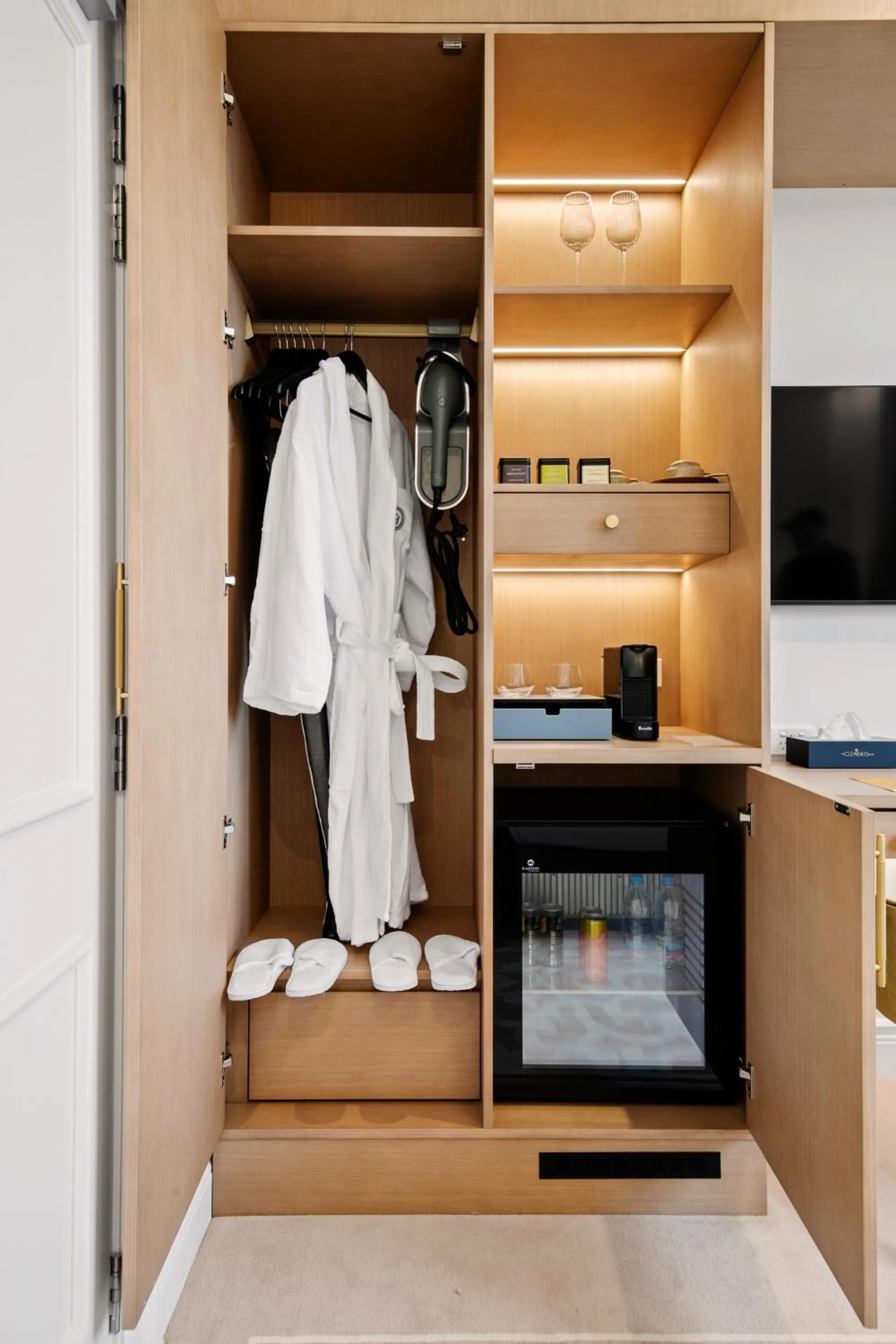 TV and multimedia in The Clements Hotel