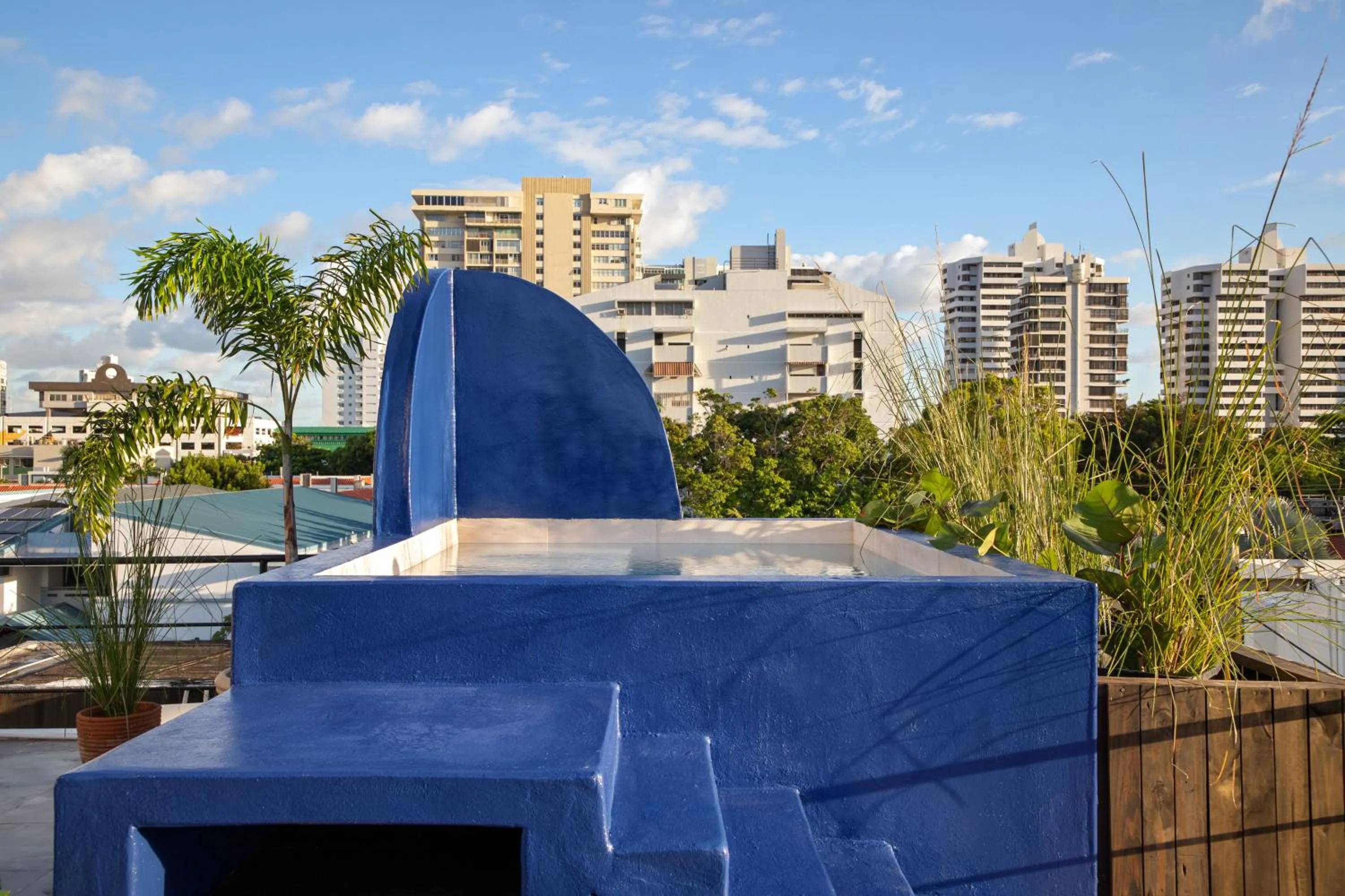 Swimming pool in MARU by DW