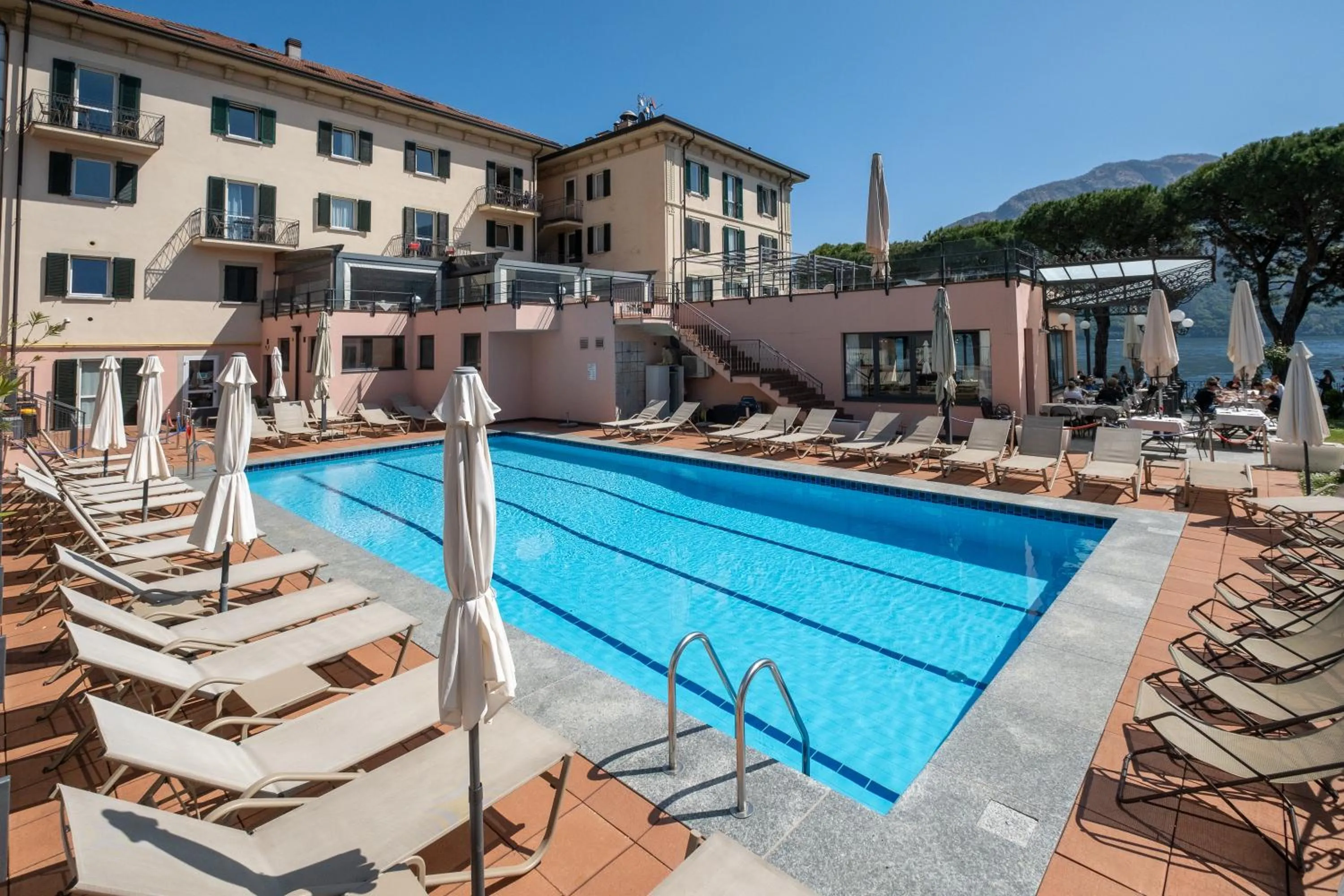 Swimming pool in Hotel Lenno