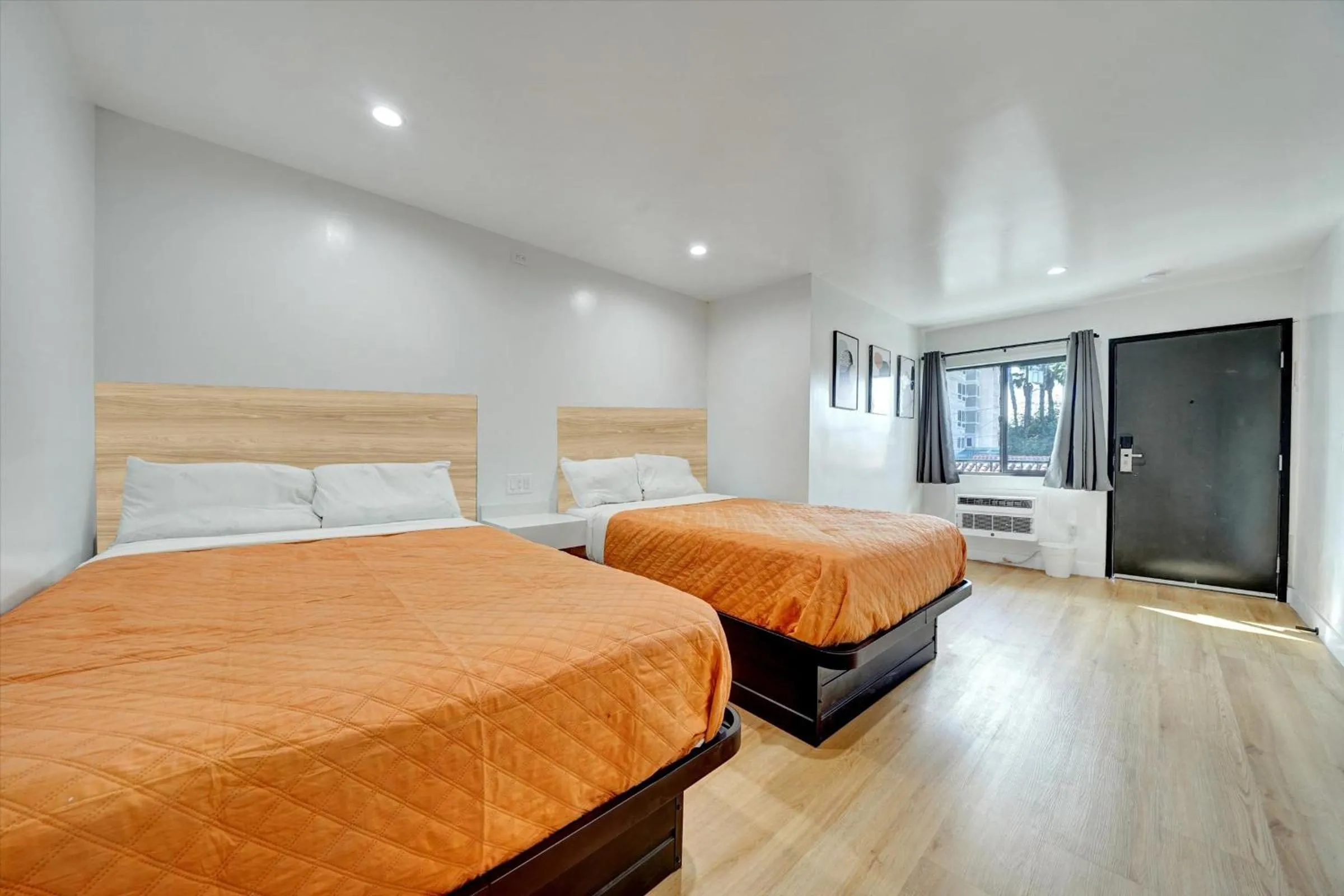 Photo of the whole room, Bed in Casablanca Inn