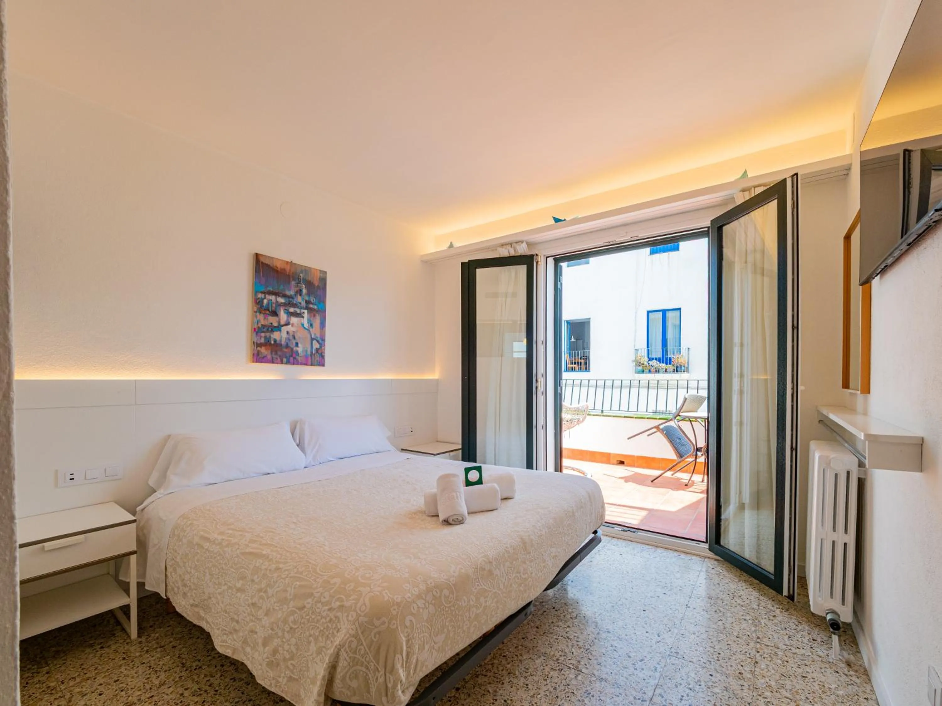 TV and multimedia, Bed in Hostal Marina Cadaqués