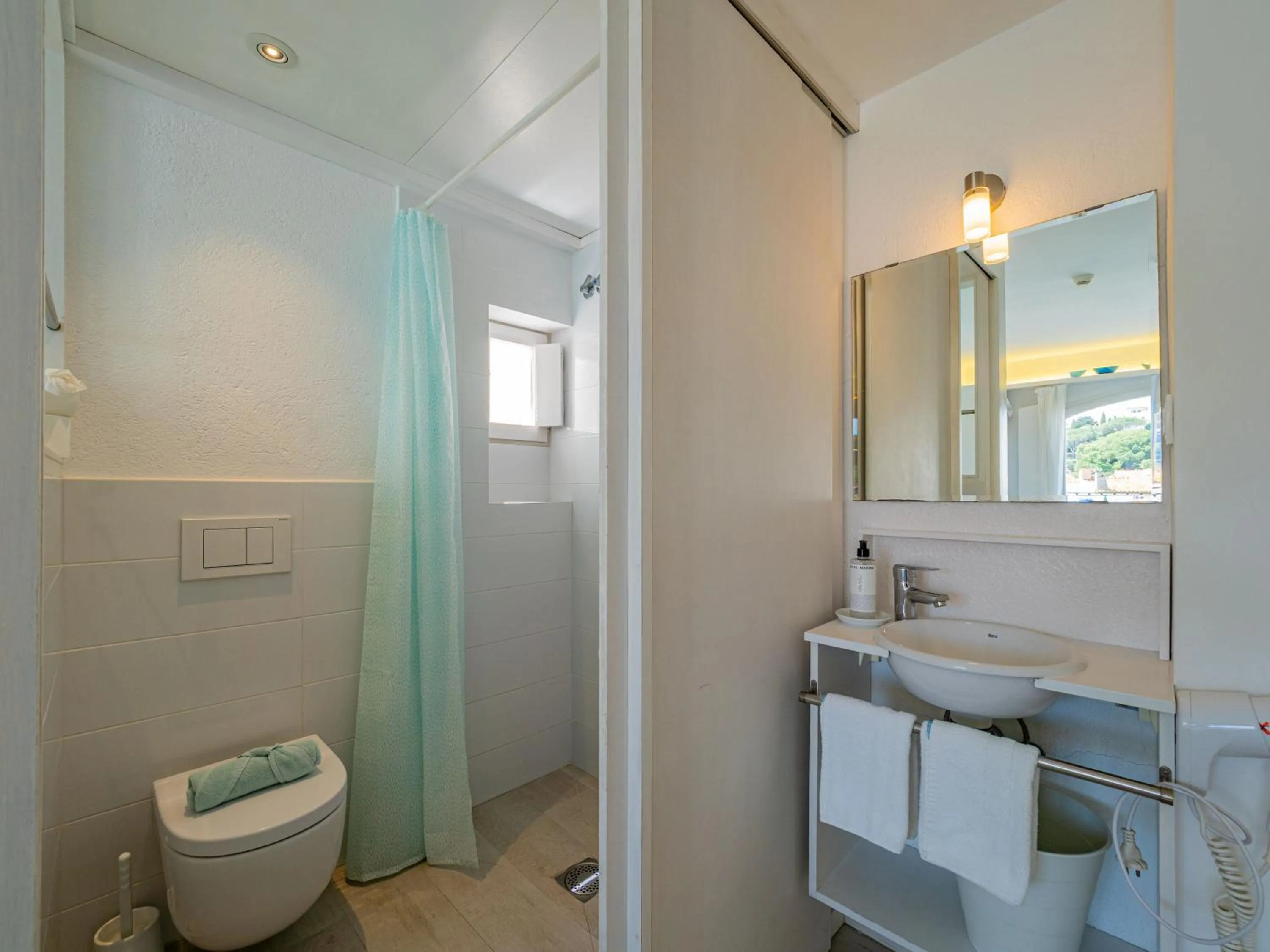 Shower in Hostal Marina Cadaqués