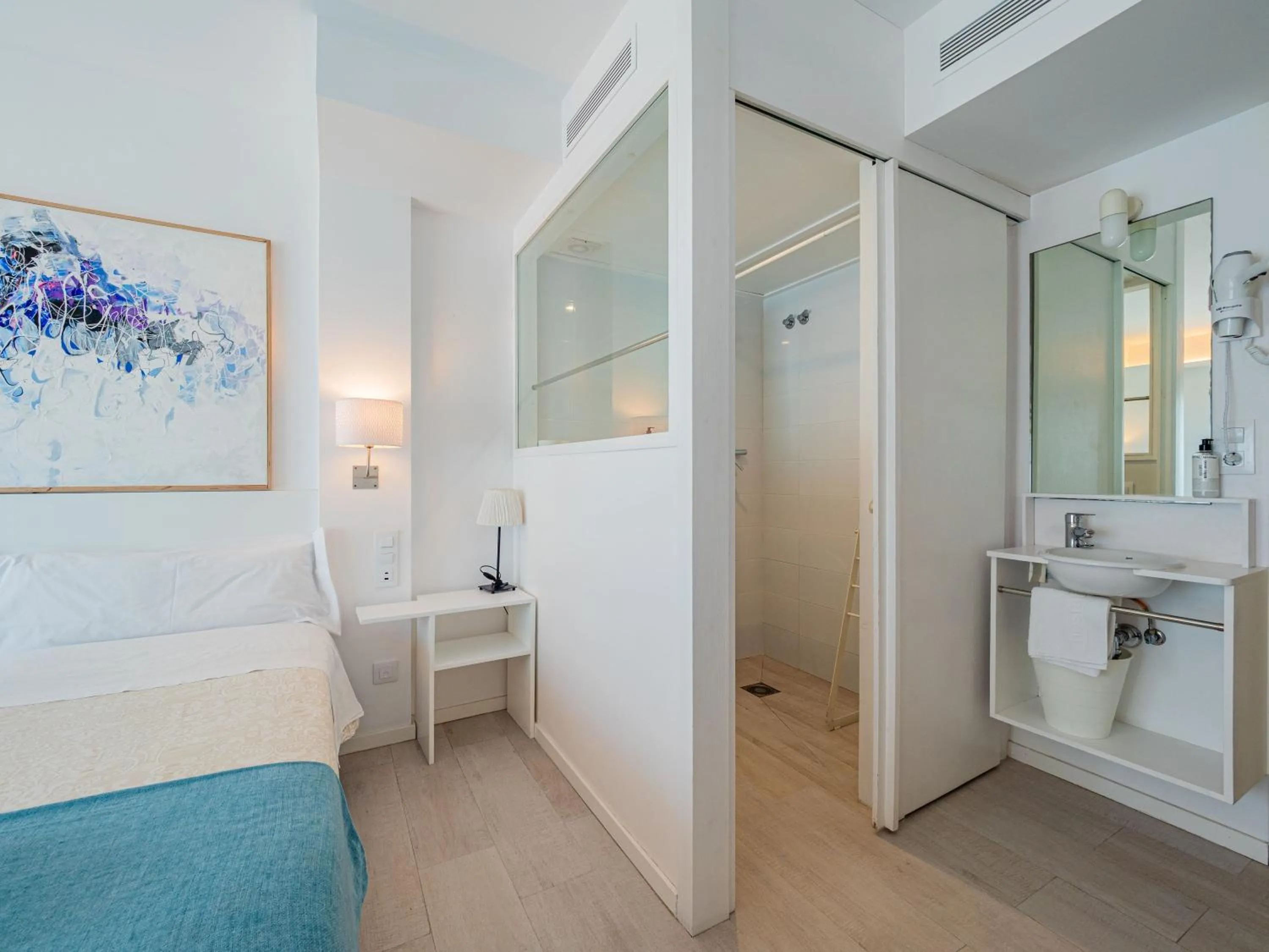 Shower, Bed in Hostal Marina Cadaqués