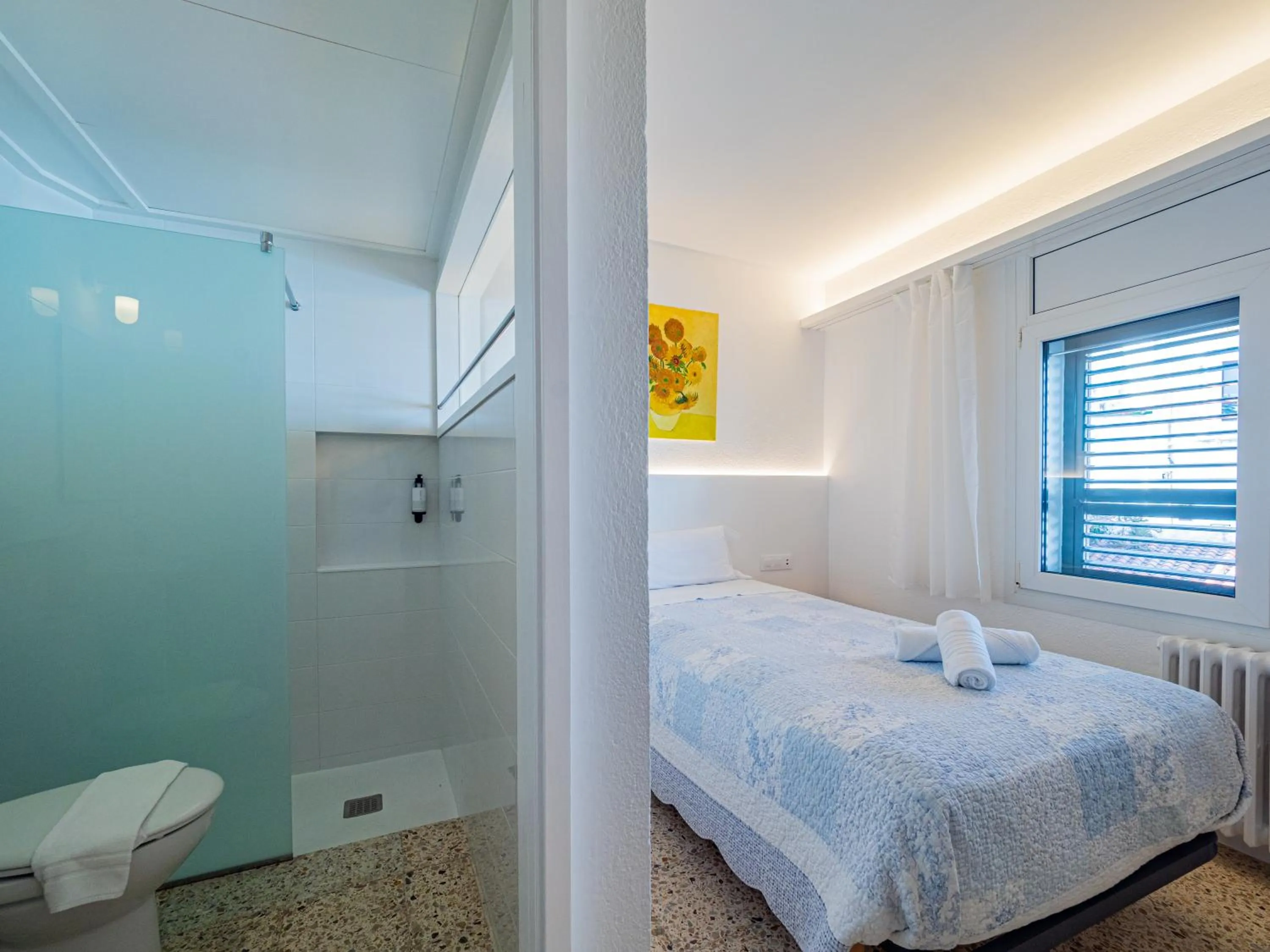 Shower, Bed in Hostal Marina Cadaqués