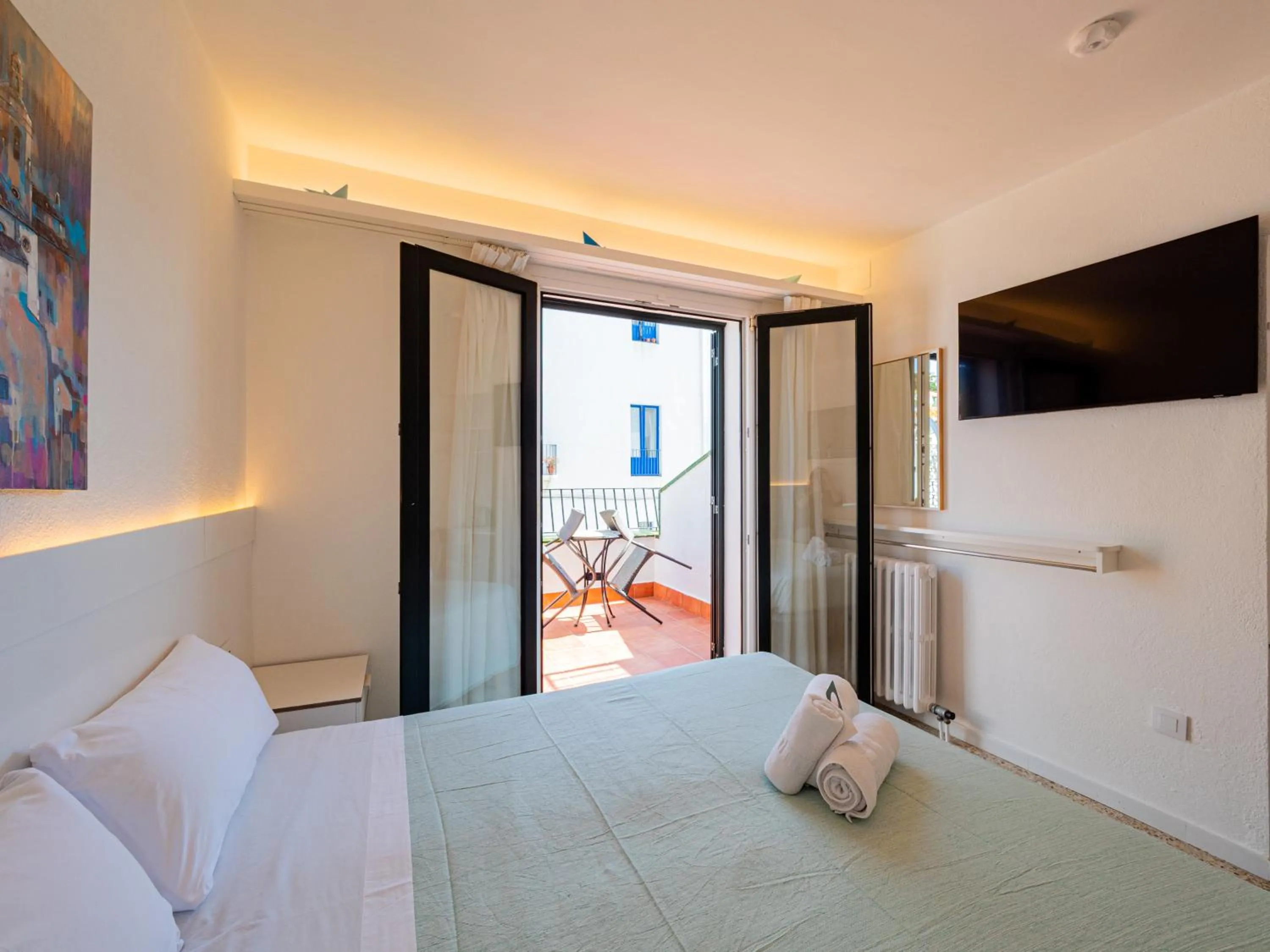 TV and multimedia, Bed in Hostal Marina Cadaqués