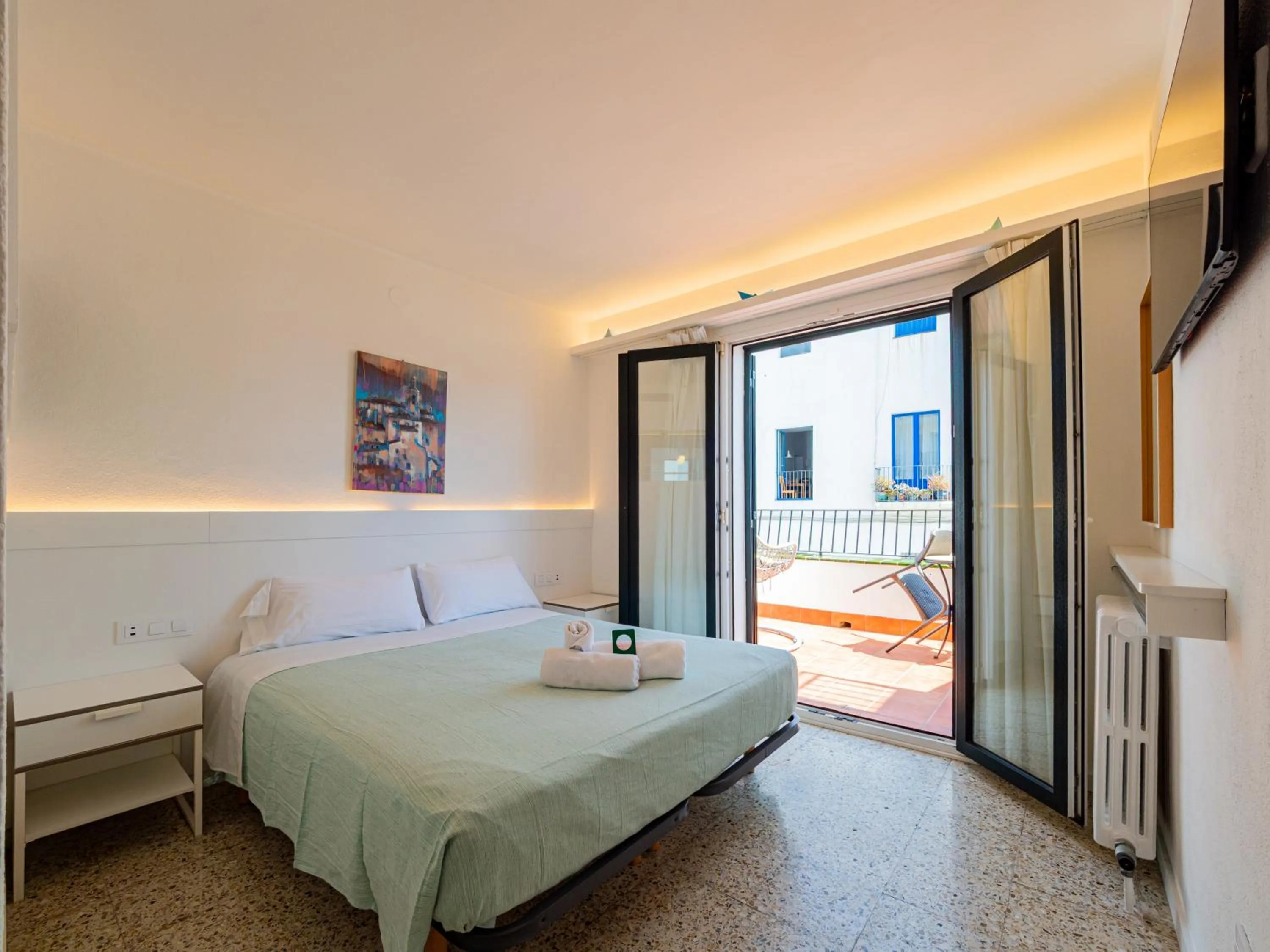 TV and multimedia, Bed in Hostal Marina Cadaqués