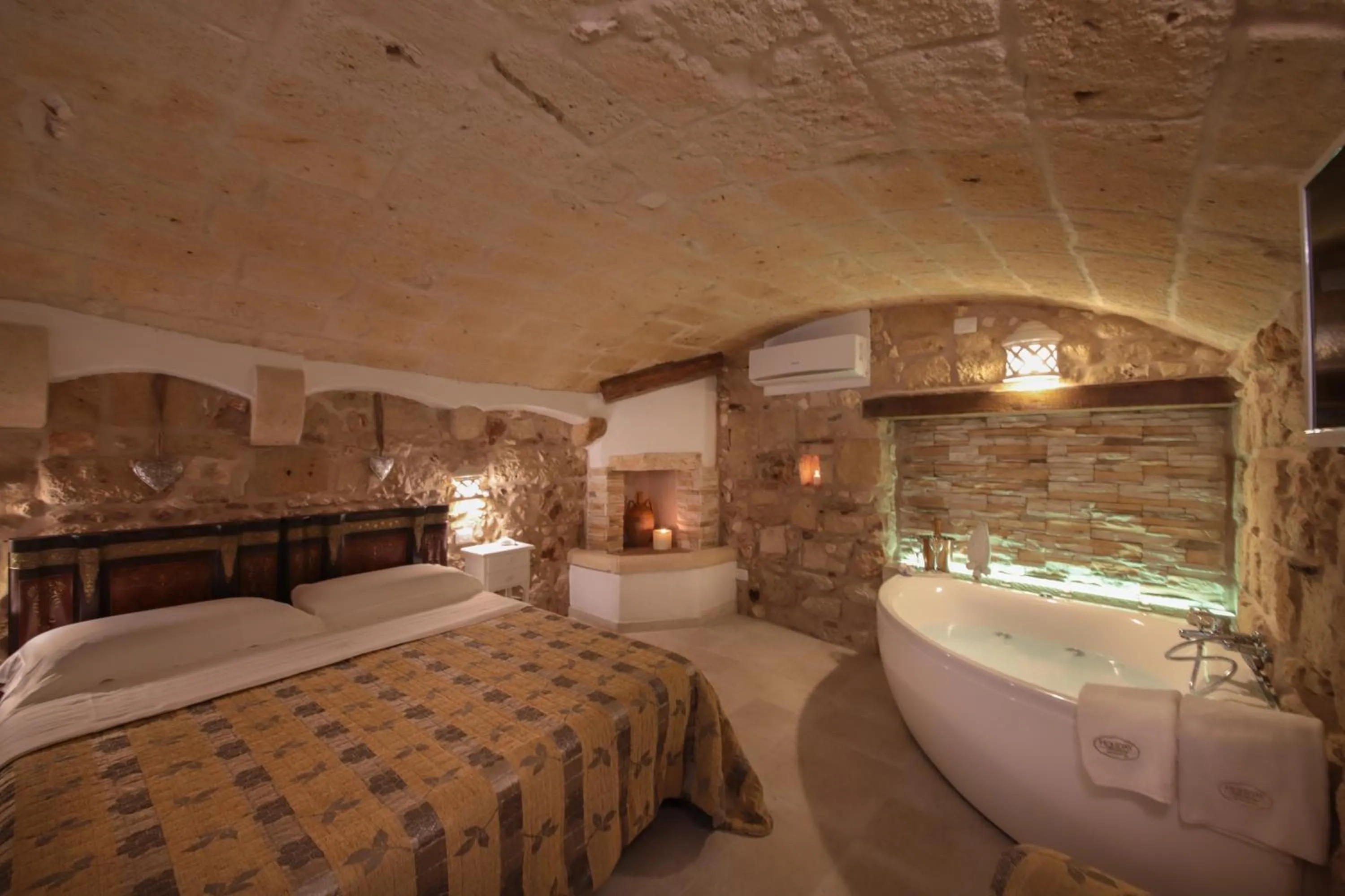 Hot Tub, Bed in HolidayMonopoli
