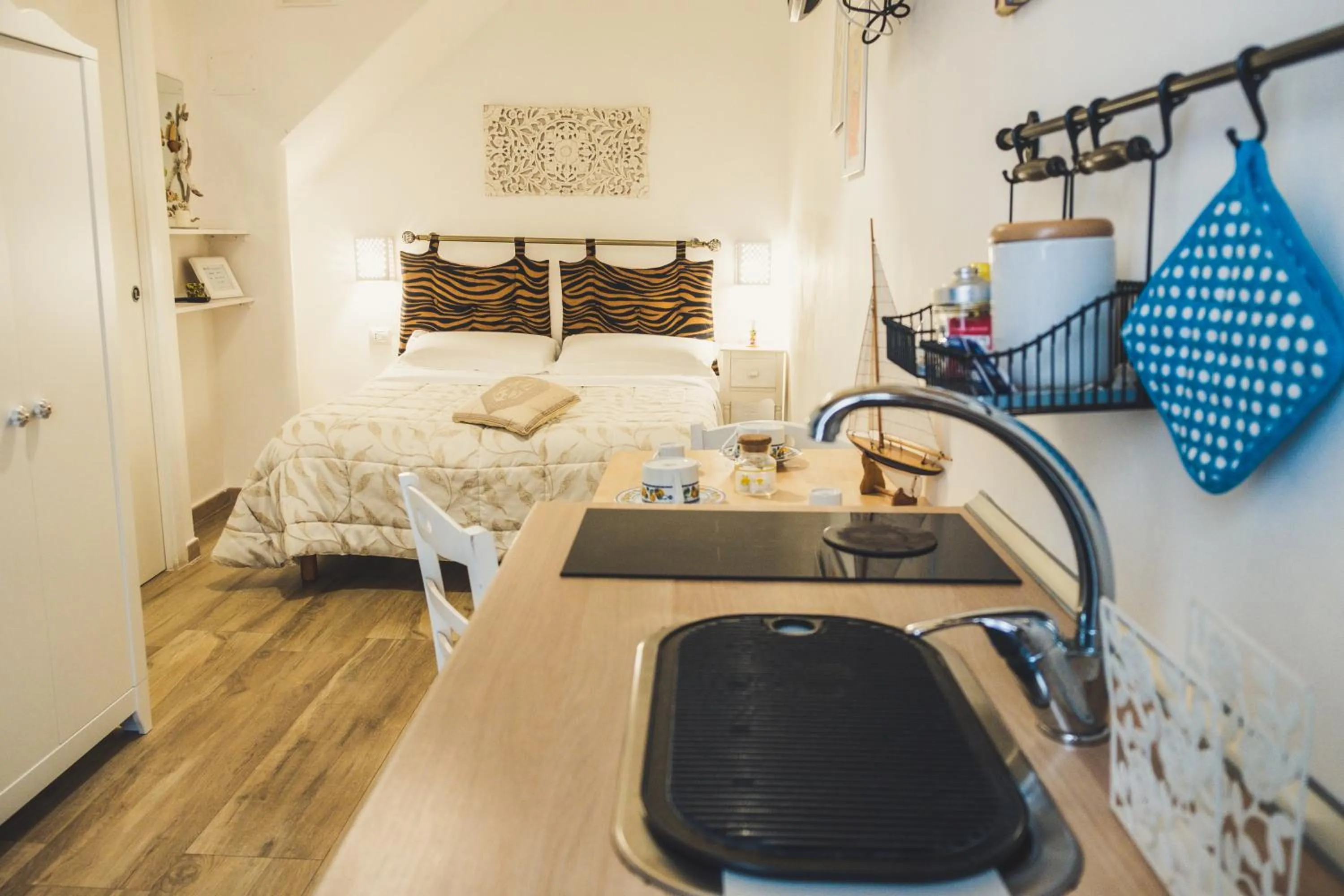 Photo of the whole room, Bed in HolidayMonopoli