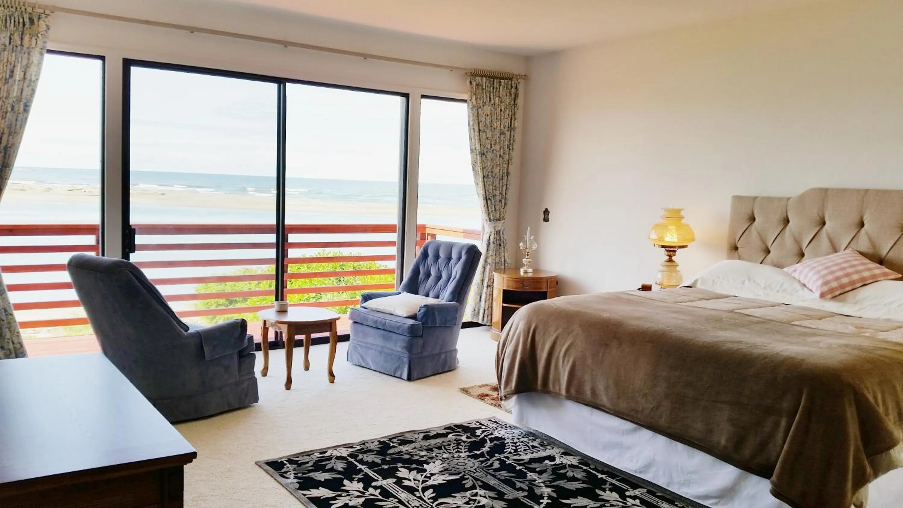 Photo of the whole room, Bed in Arky's B&B