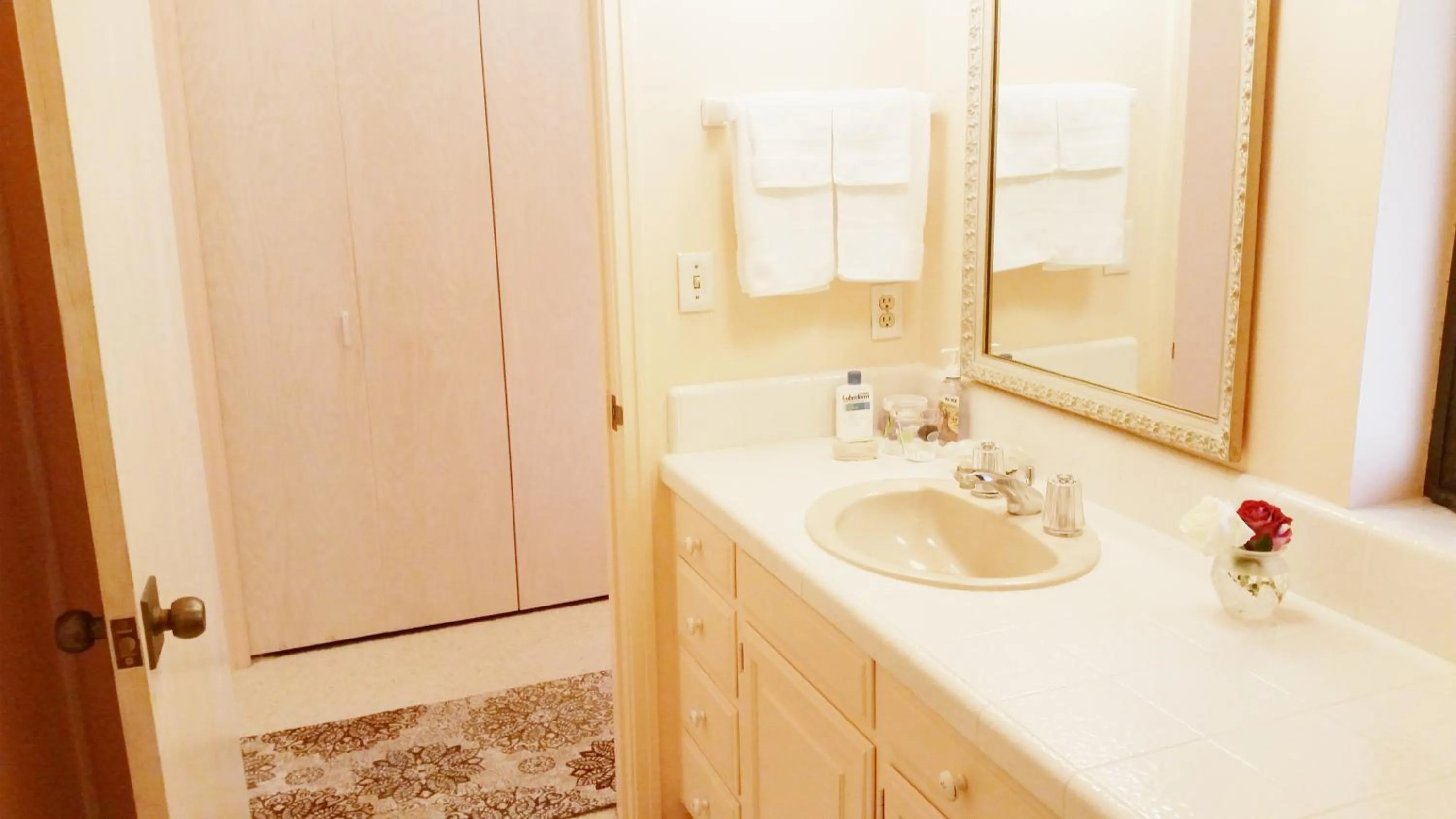 Bathroom in Arky's B&B