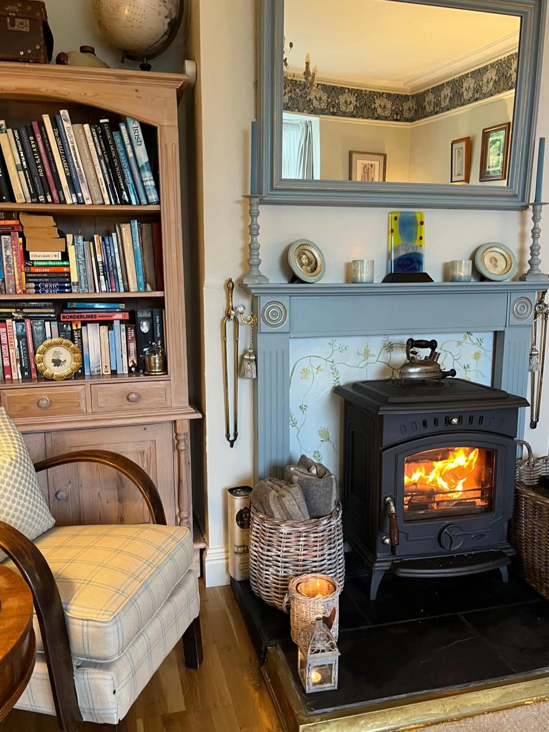 Library in The Artist Residence Dublin Boutique B&B