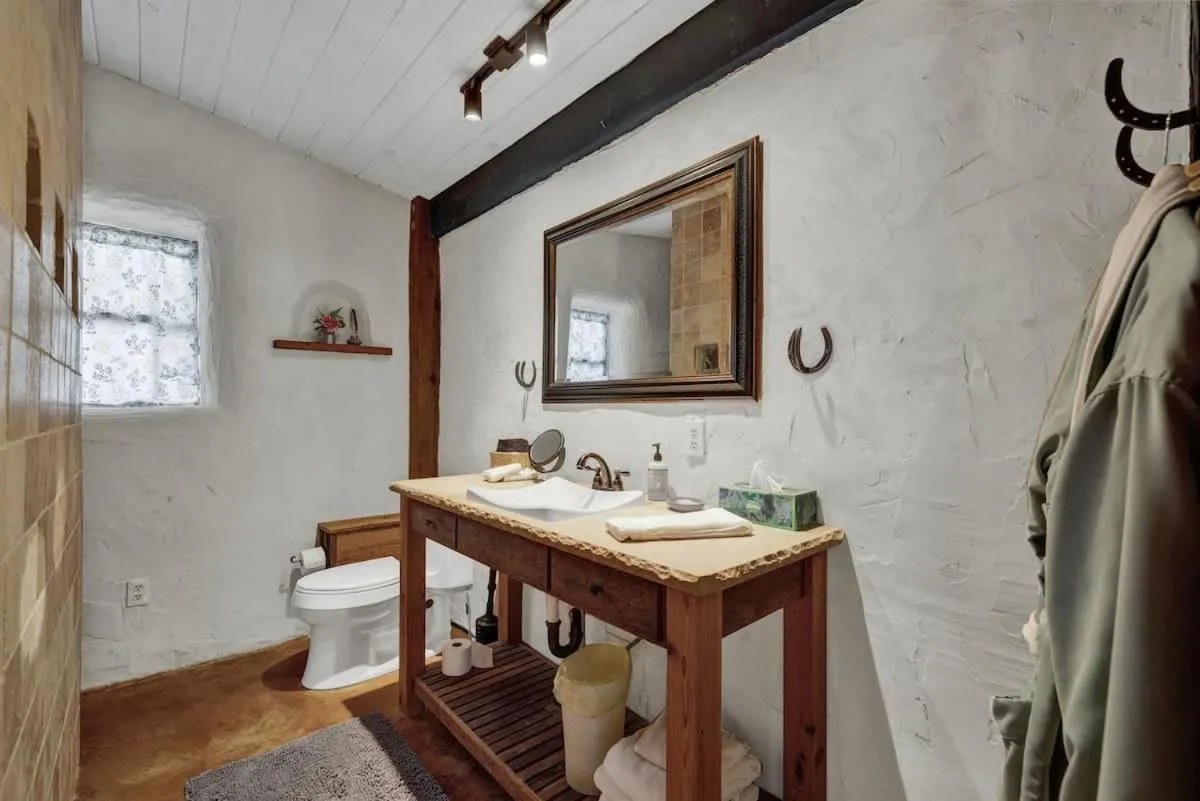 Bathroom in Sonora Casita Hot-Tub Four Minutes to Marktplatz!