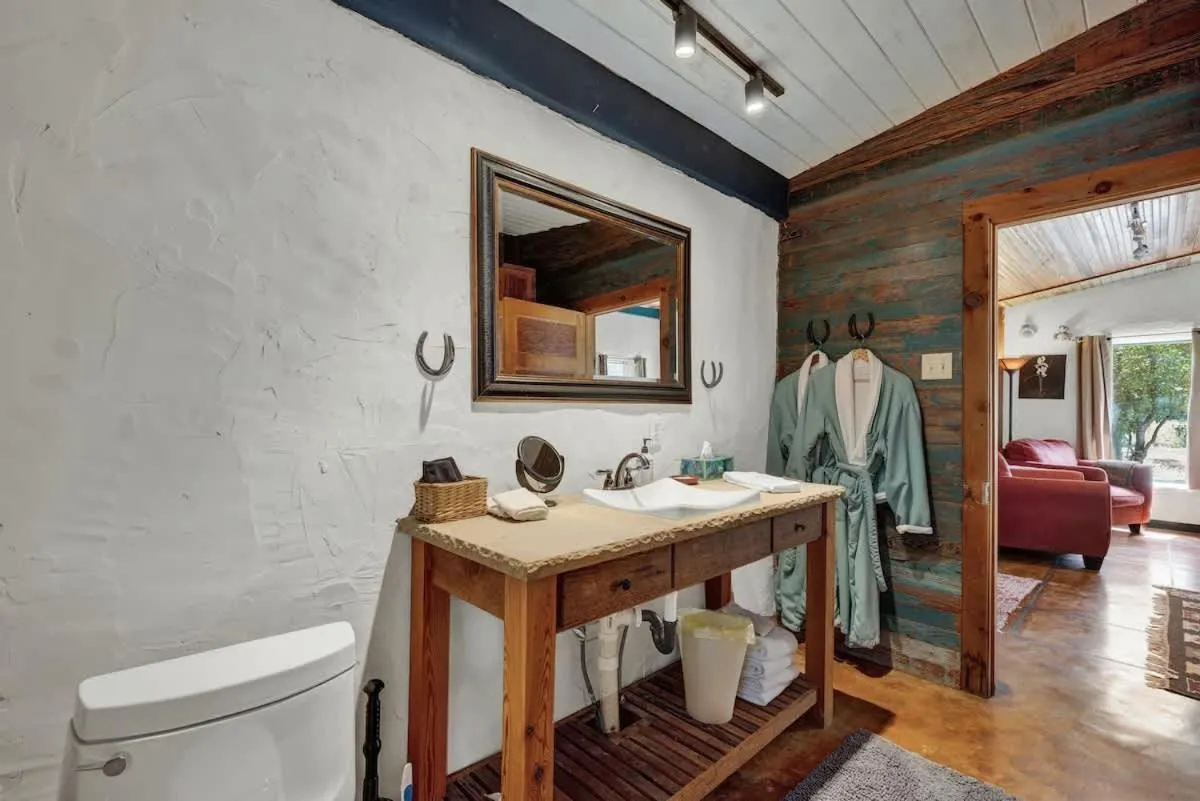 Bathroom in Sonora Casita Hot-Tub Four Minutes to Marktplatz!