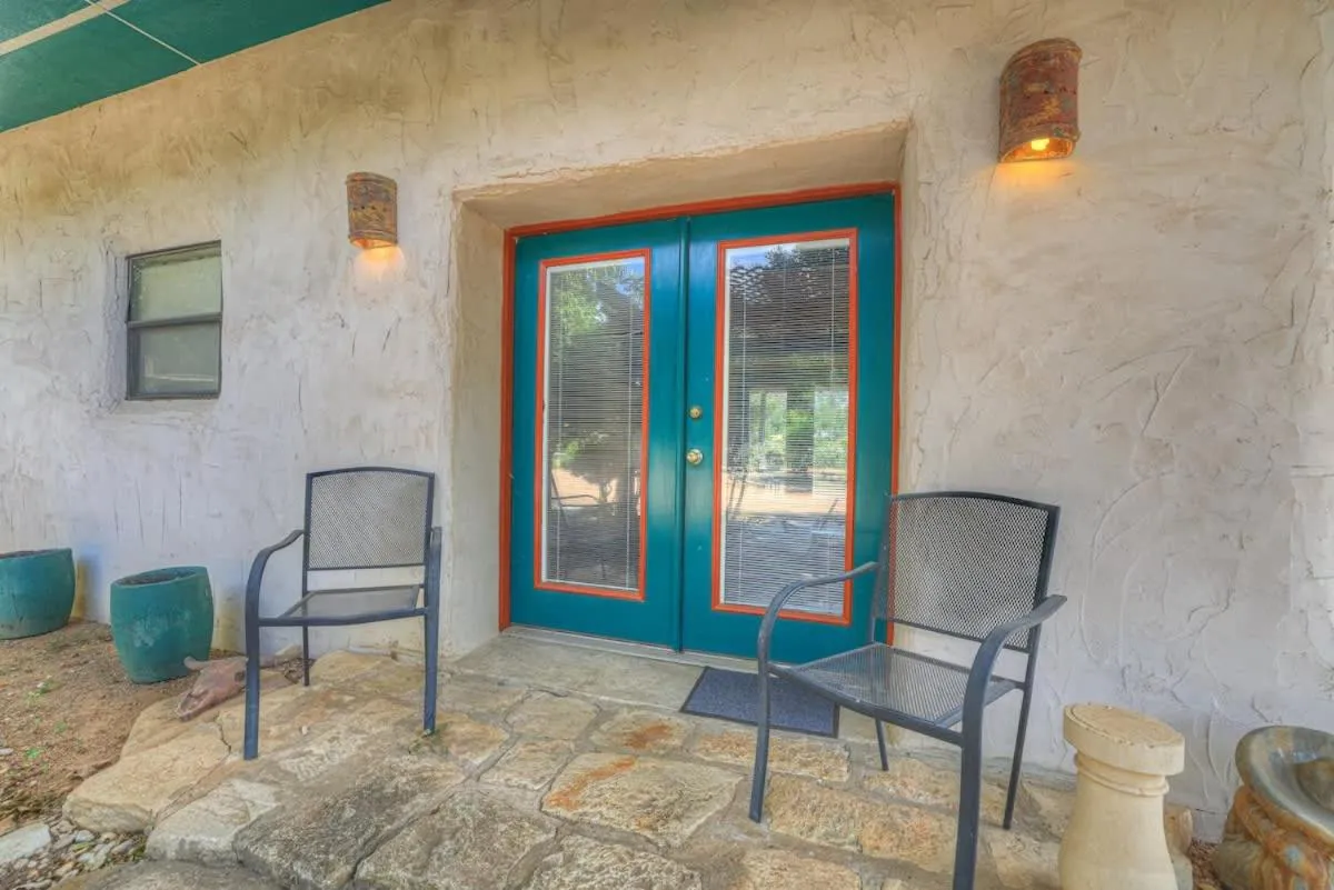Property building in Sonora Casita Hot-Tub Four Minutes to Marktplatz!