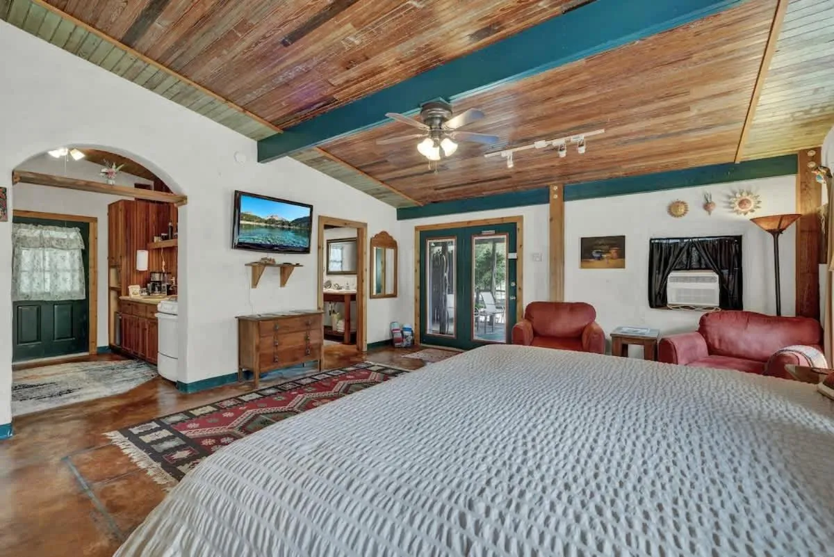 Bed in Sonora Casita Hot-Tub + Nandina Cottage Hot-Tub