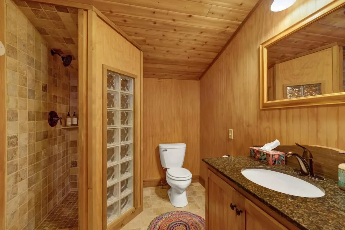 The Willows Retreat - Sleeps 17, Hot-Tubs, Close to Main Street!