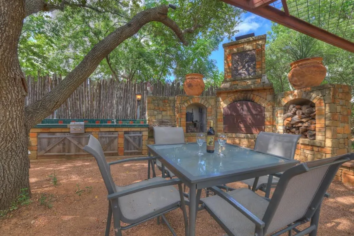 The Willows Retreat - Sleeps 17, Hot-Tubs, Close to Main Street!