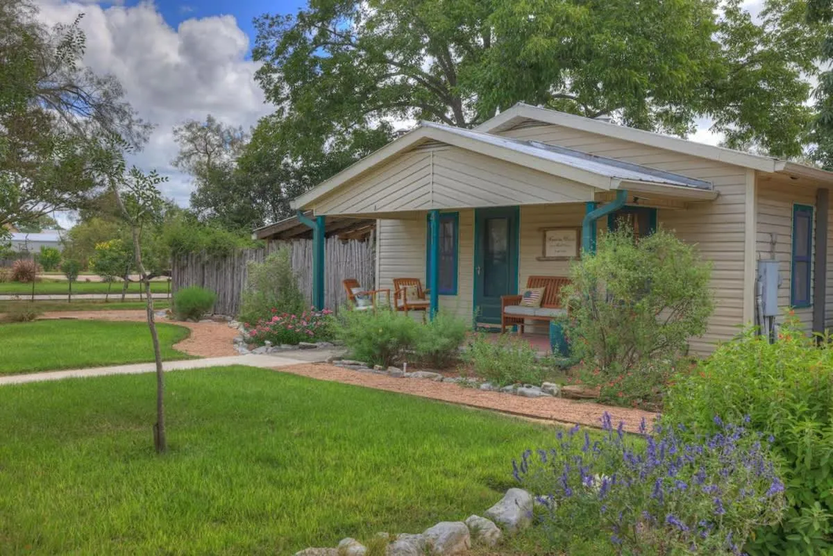 The Willows Retreat - Sleeps 17, Hot-Tubs, Close to Main Street!