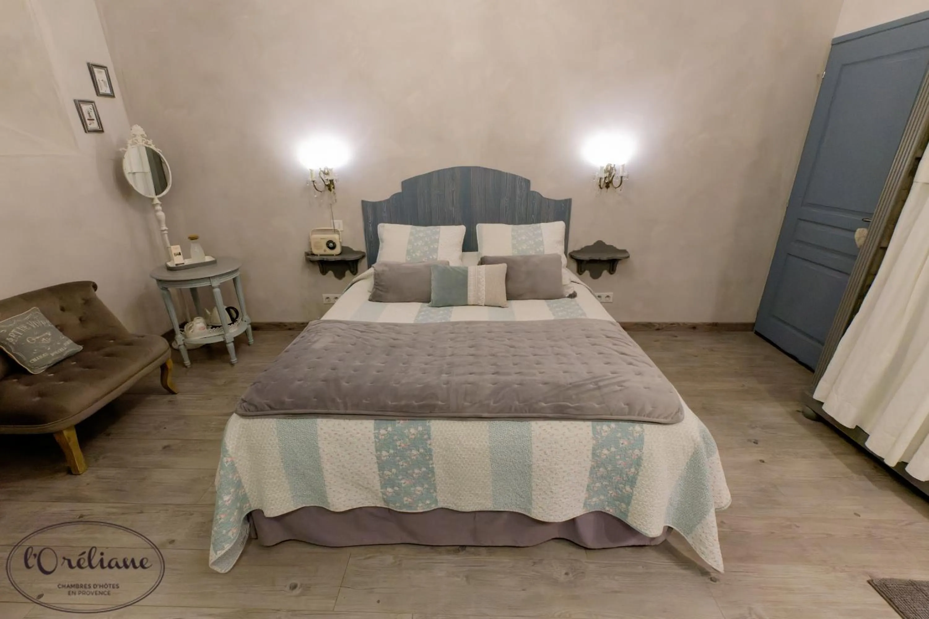 Photo of the whole room, Bed in CHAMBRES D'HÔTES L'Oréliane en Provence Adults Only