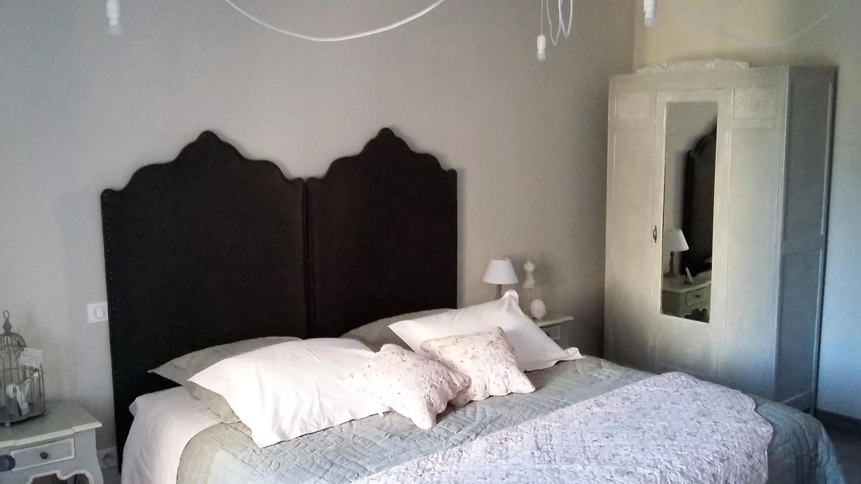 Shower, Bed in CHAMBRES D'HÔTES L'Oréliane en Provence Adults Only