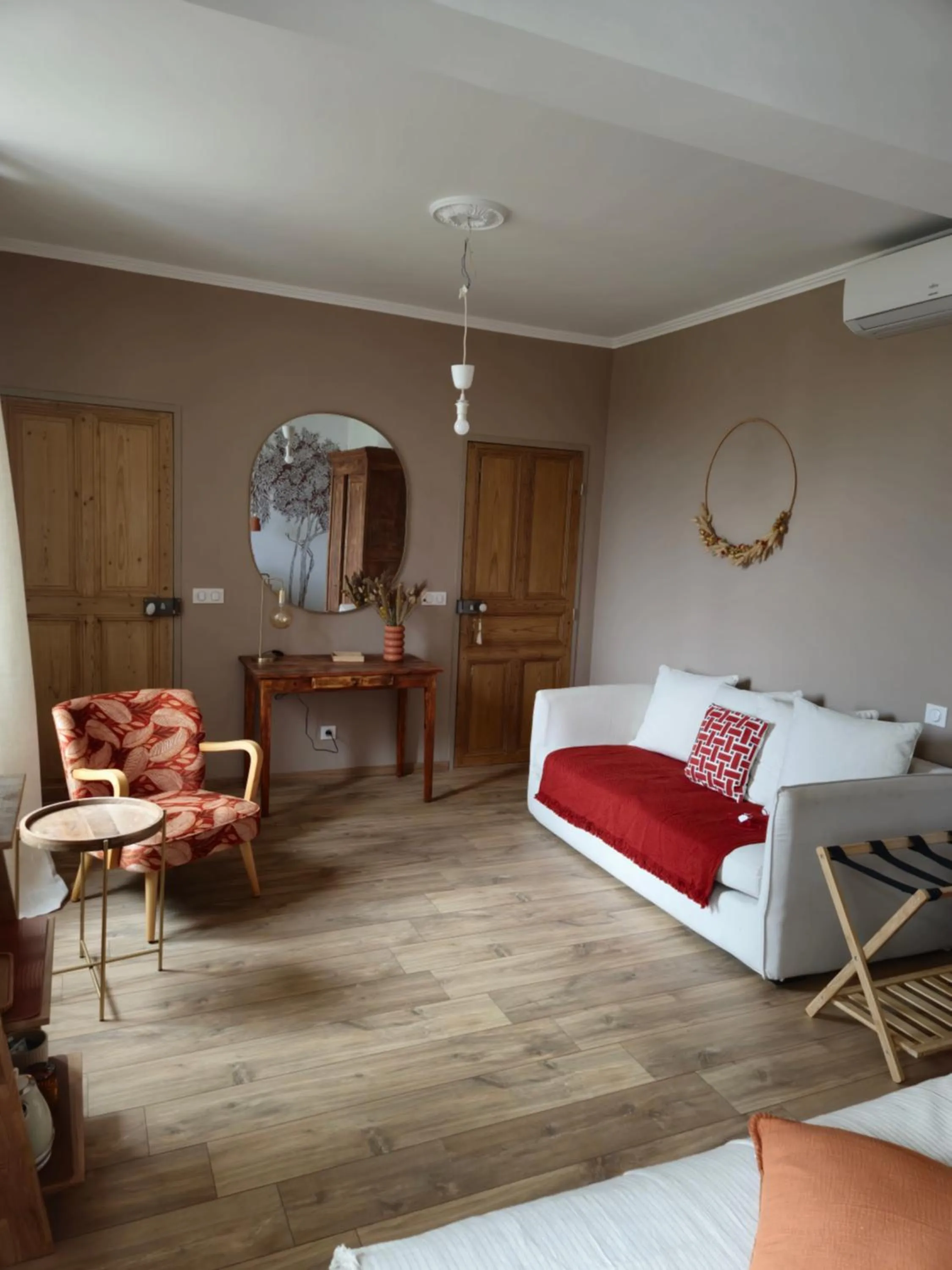 Photo of the whole room in CHAMBRES D'HÔTES L'Oréliane en Provence Adults Only