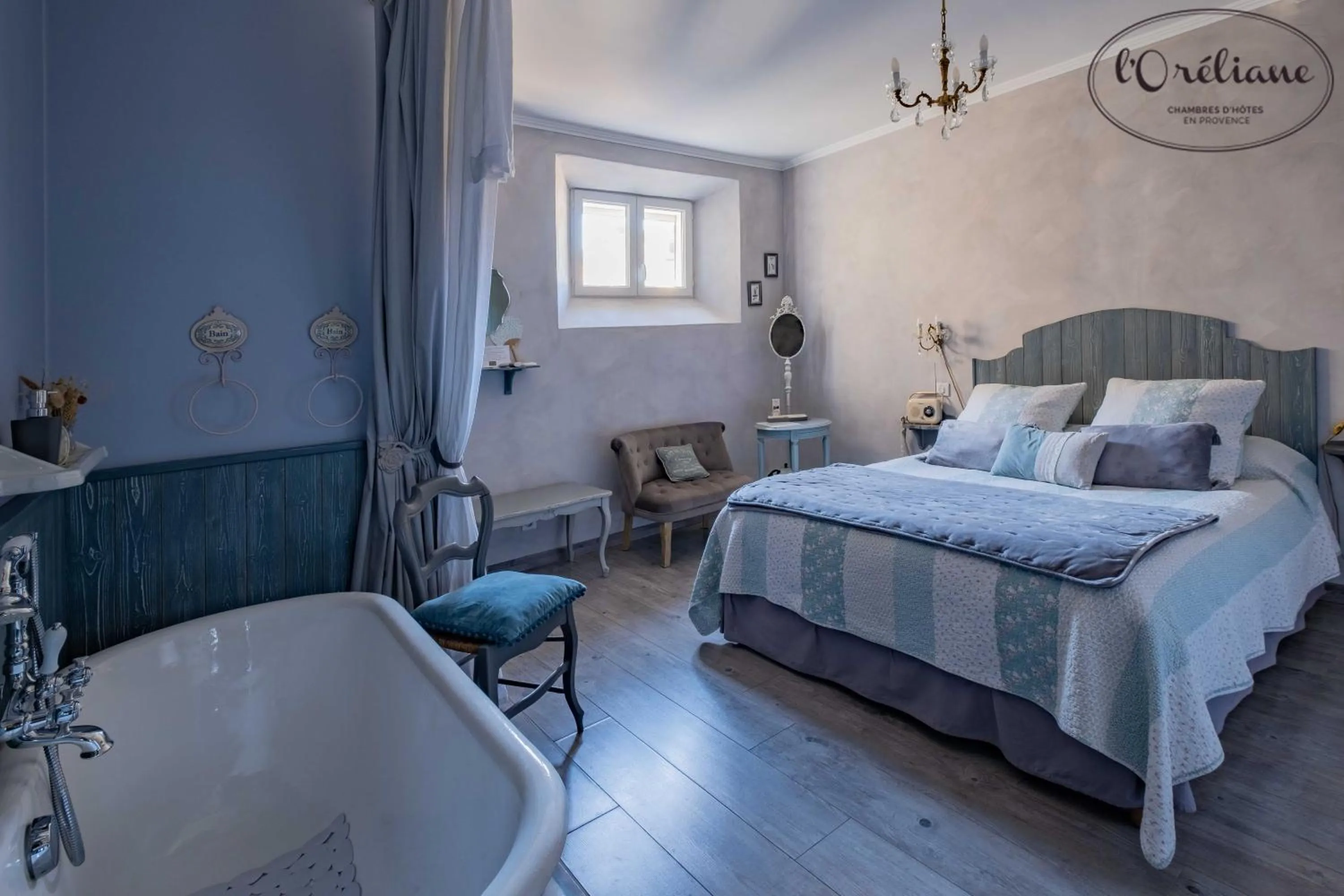 Shower, Bed in CHAMBRES D'HÔTES L'Oréliane en Provence Adults Only