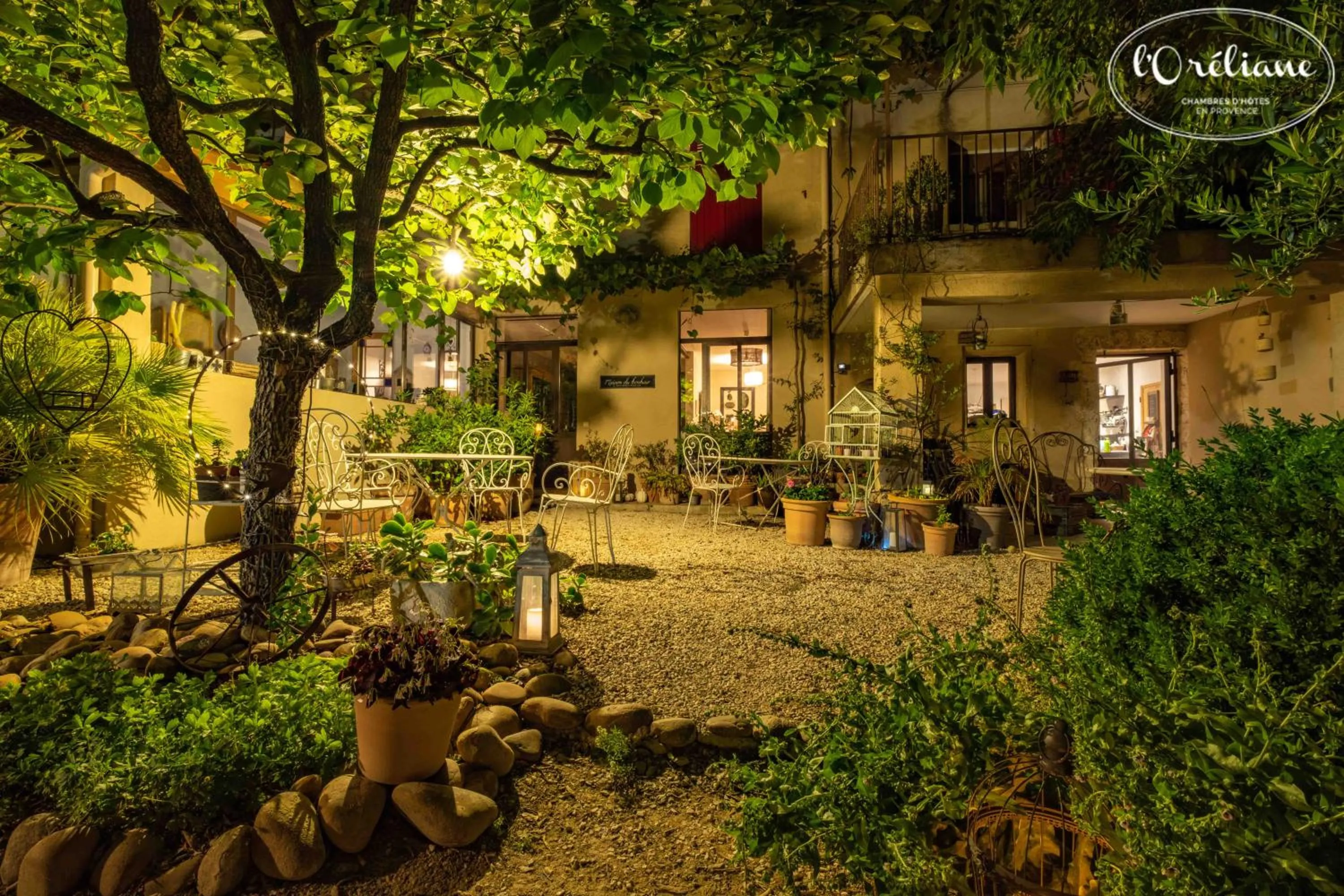 Property building in CHAMBRES D'HÔTES L'Oréliane en Provence Adults Only