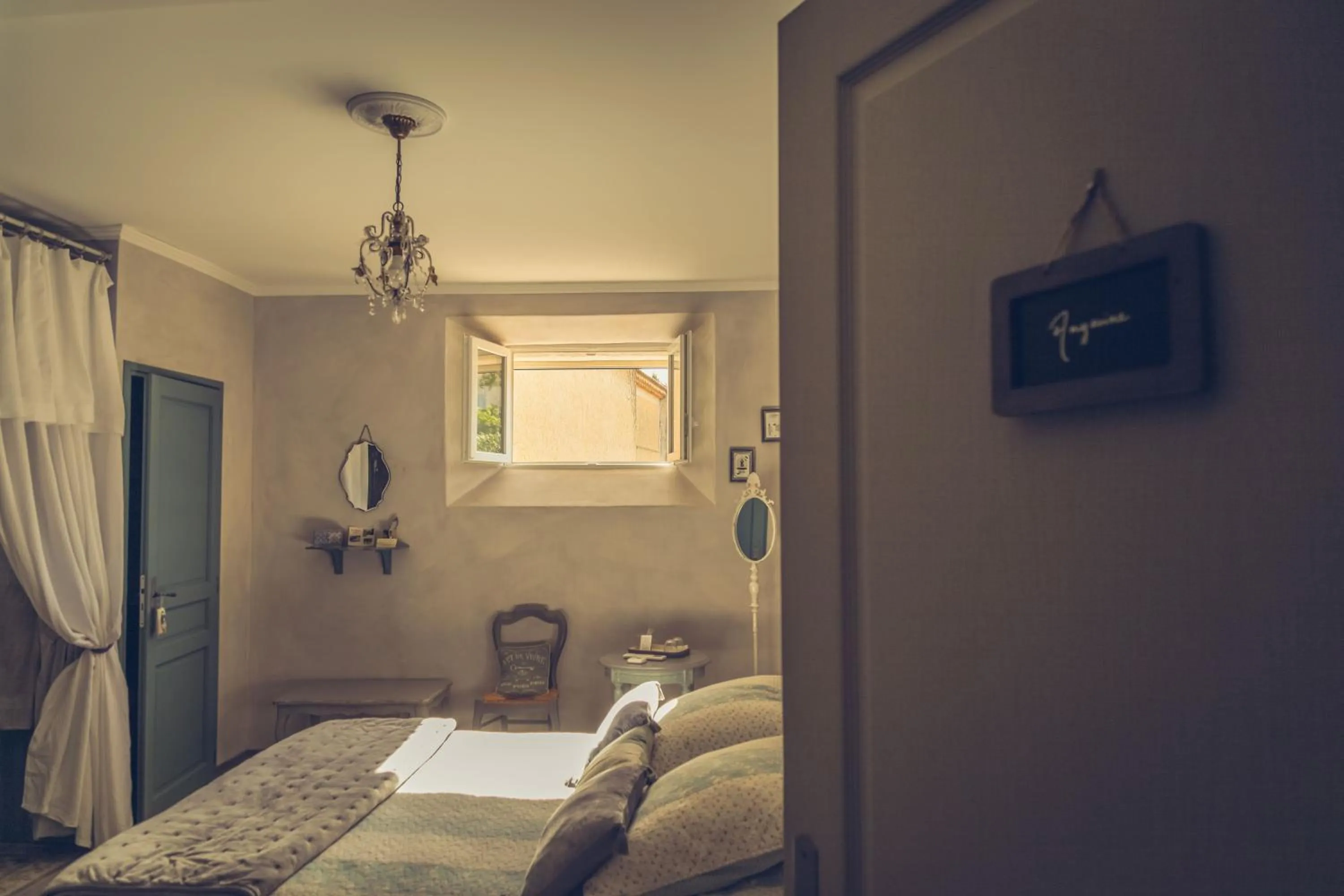 Toilet, Bed in CHAMBRES D'HÔTES L'Oréliane en Provence Adults Only