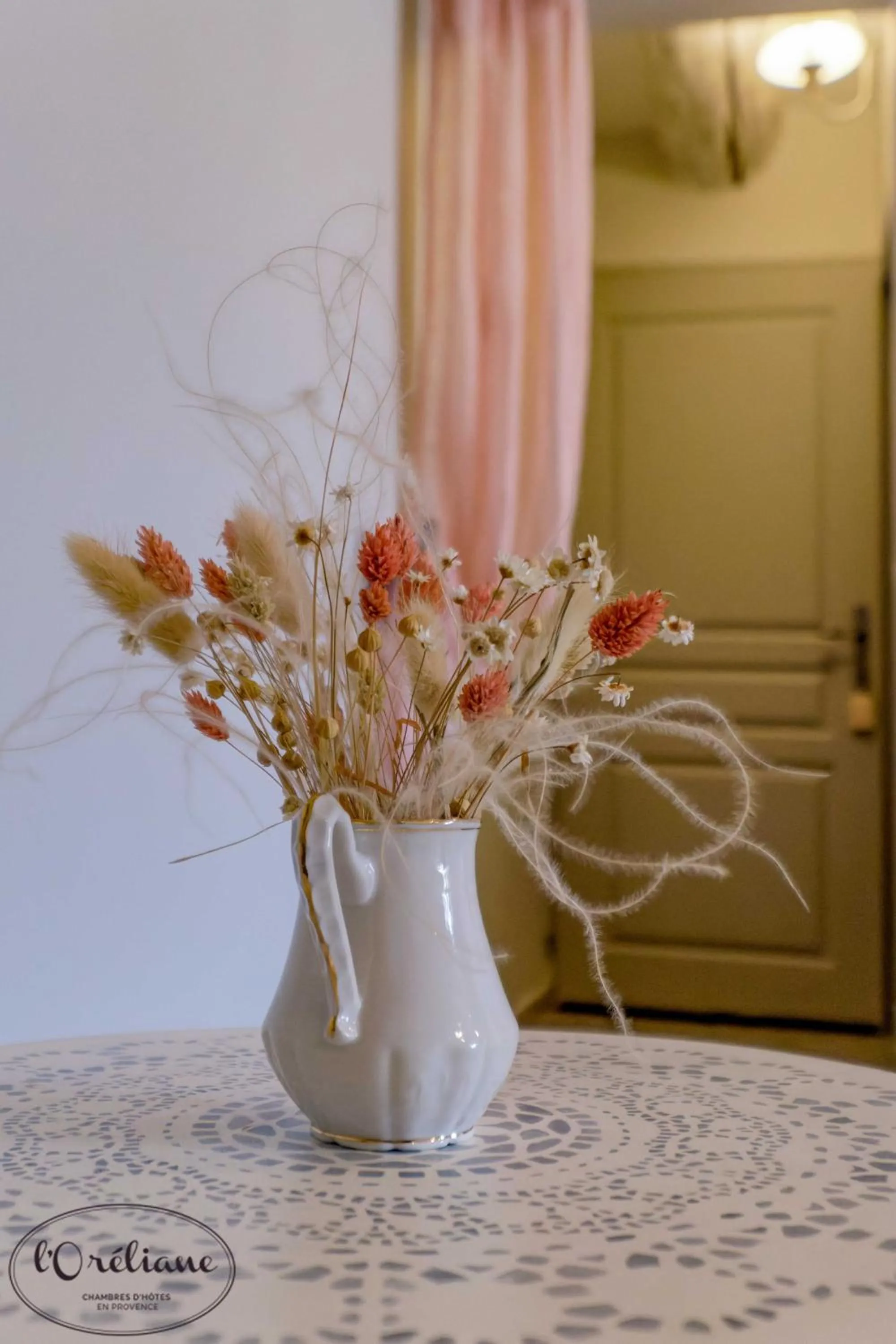 Decorative detail in CHAMBRES D'HÔTES L'Oréliane en Provence Adults Only